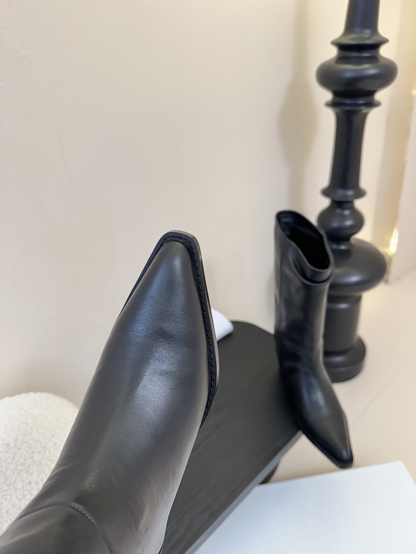 Khait* 𝟐𝟓𝐀𝐖新品靴把“酷飒”焊在腿上利落方跟+尖头 拿捏利落气场 褶皱靴筒自带松弛感 穿上直接