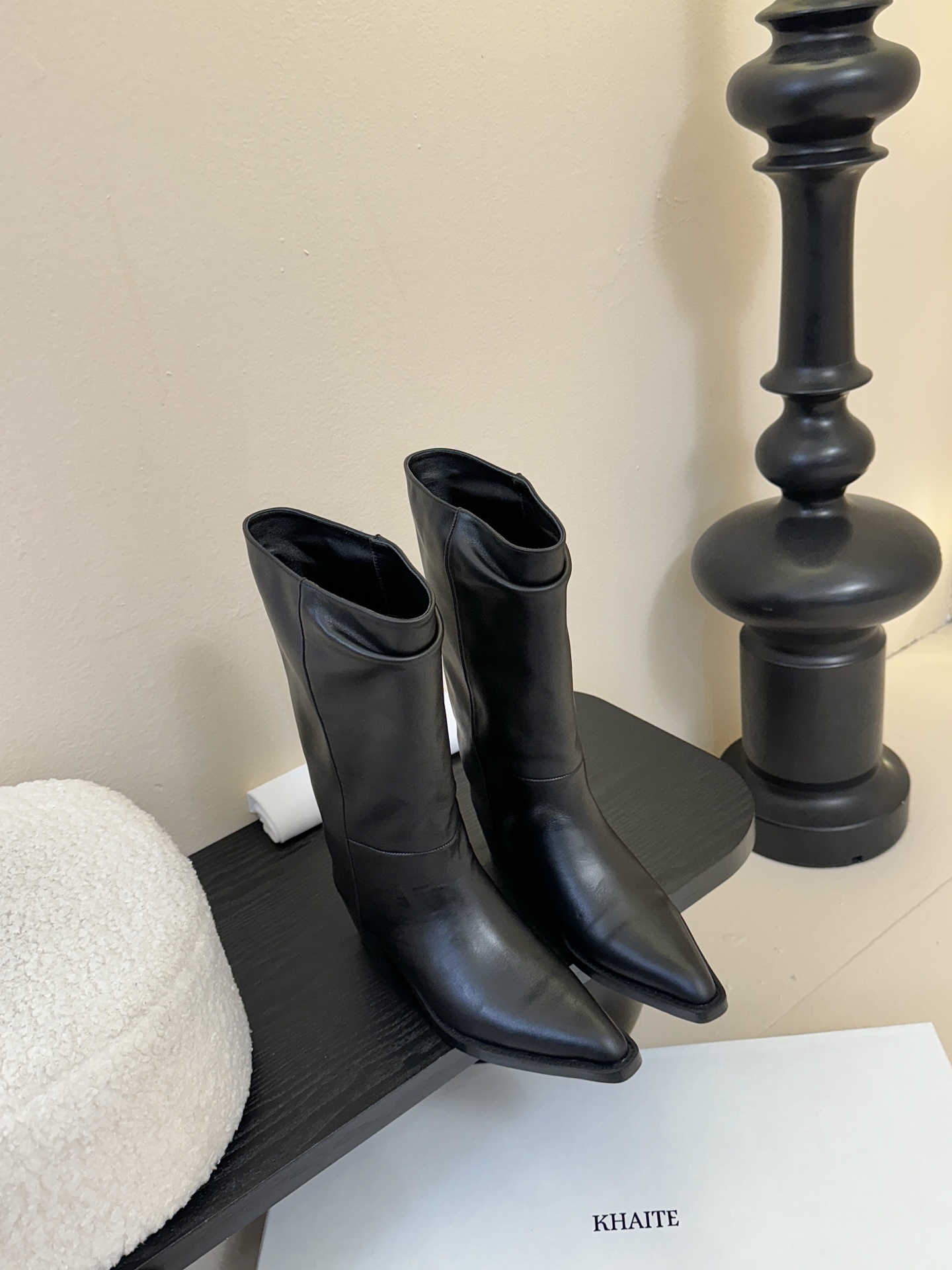 Khait* 𝟐𝟓𝐀𝐖新品靴把“酷飒”焊在腿上利落方跟+尖头 拿捏利落气场 褶皱靴筒自带松弛感 穿上直接