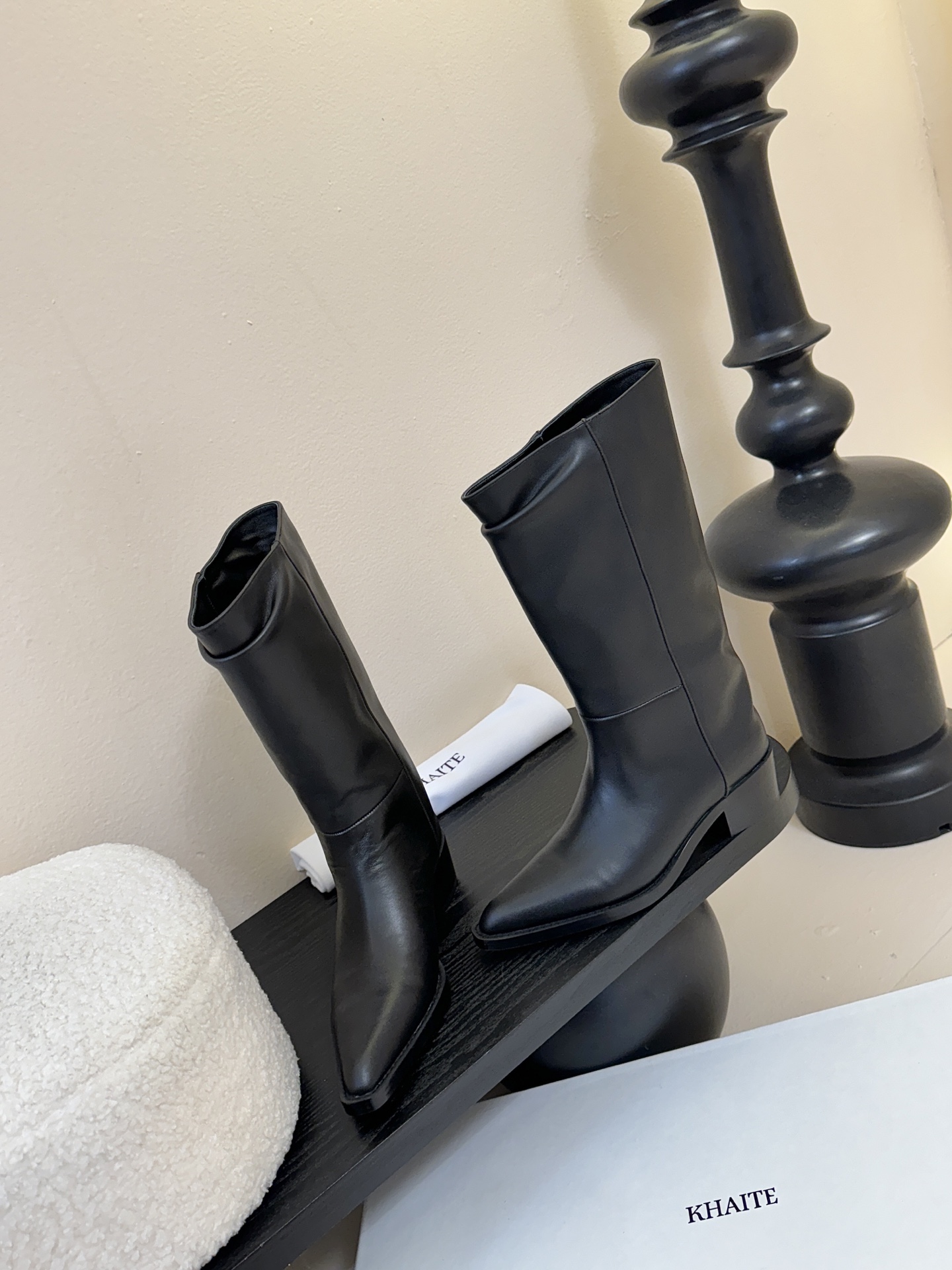 Khait* 𝟐𝟓𝐀𝐖新品靴把“酷飒”焊在腿上利落方跟+尖头 拿捏利落气场 褶皱靴筒自带松弛感 穿上直接