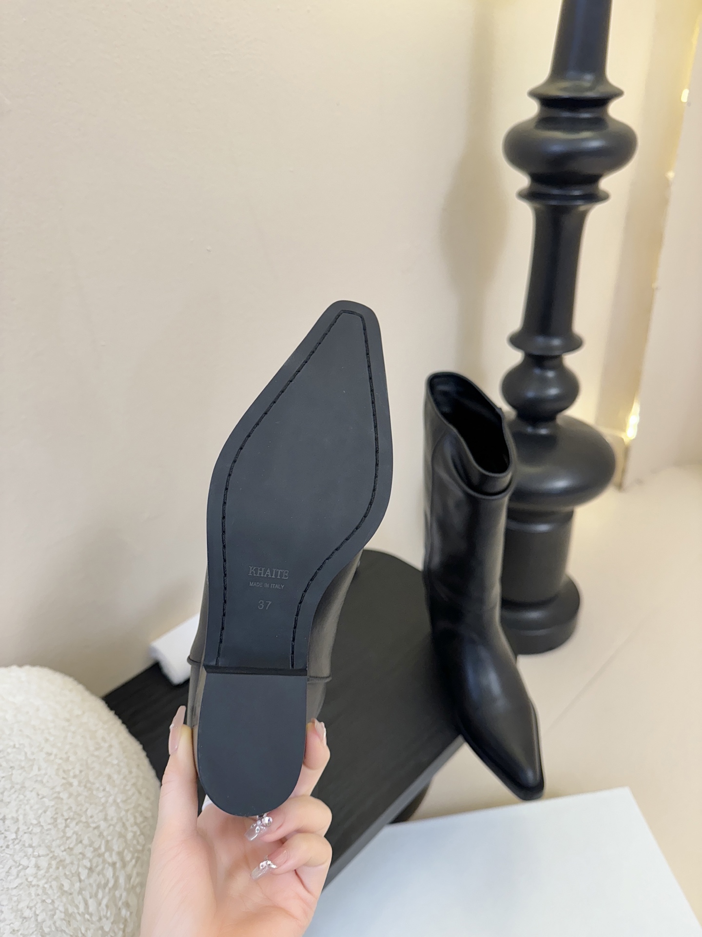 Khait* 𝟐𝟓𝐀𝐖新品靴把“酷飒”焊在腿上利落方跟+尖头 拿捏利落气场 褶皱靴筒自带松弛感 穿上直接