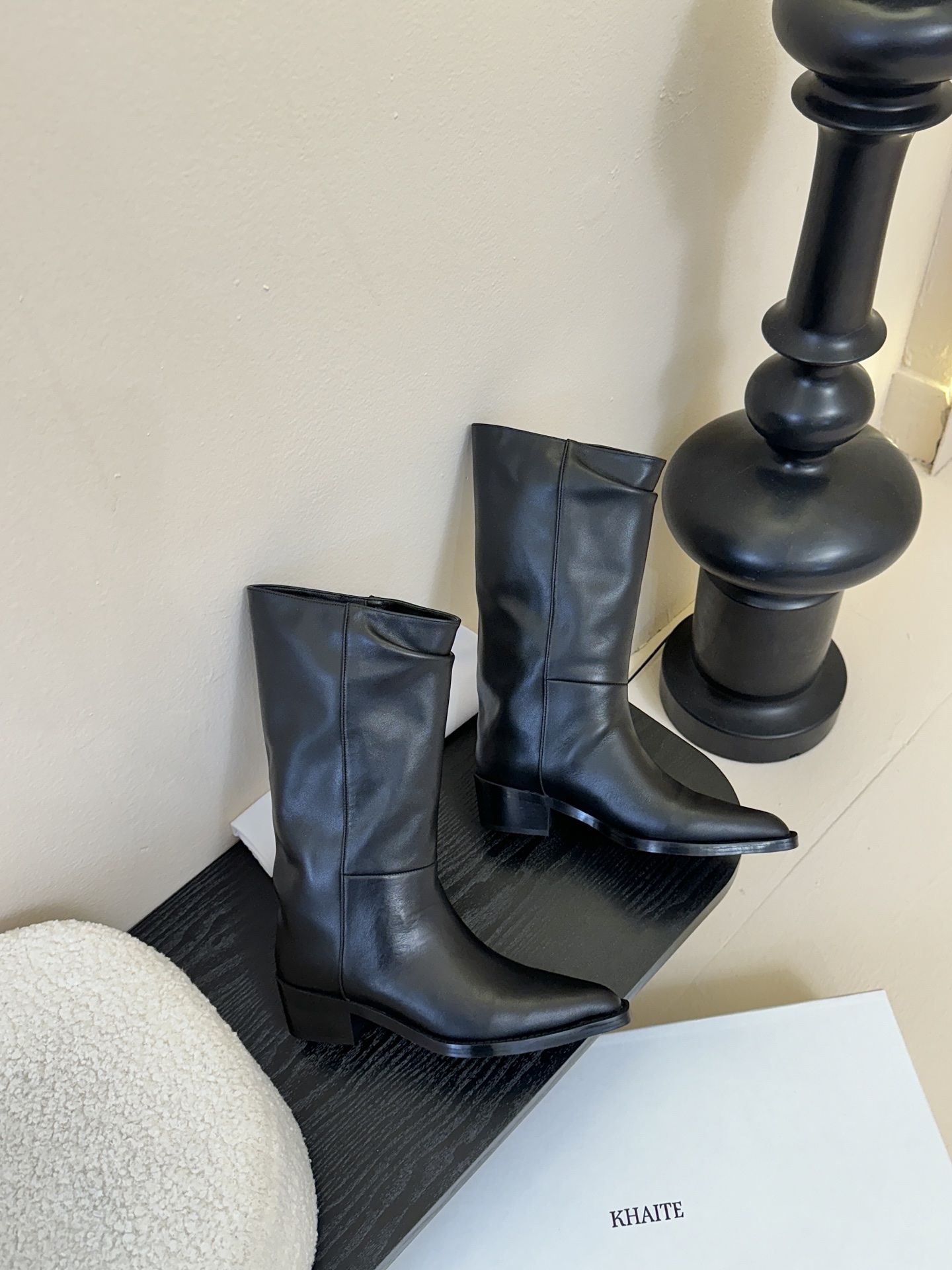 Khait* 𝟐𝟓𝐀𝐖新品靴把“酷飒”焊在腿上利落方跟+尖头 拿捏利落气场 褶皱靴筒自带松弛感 穿上直接