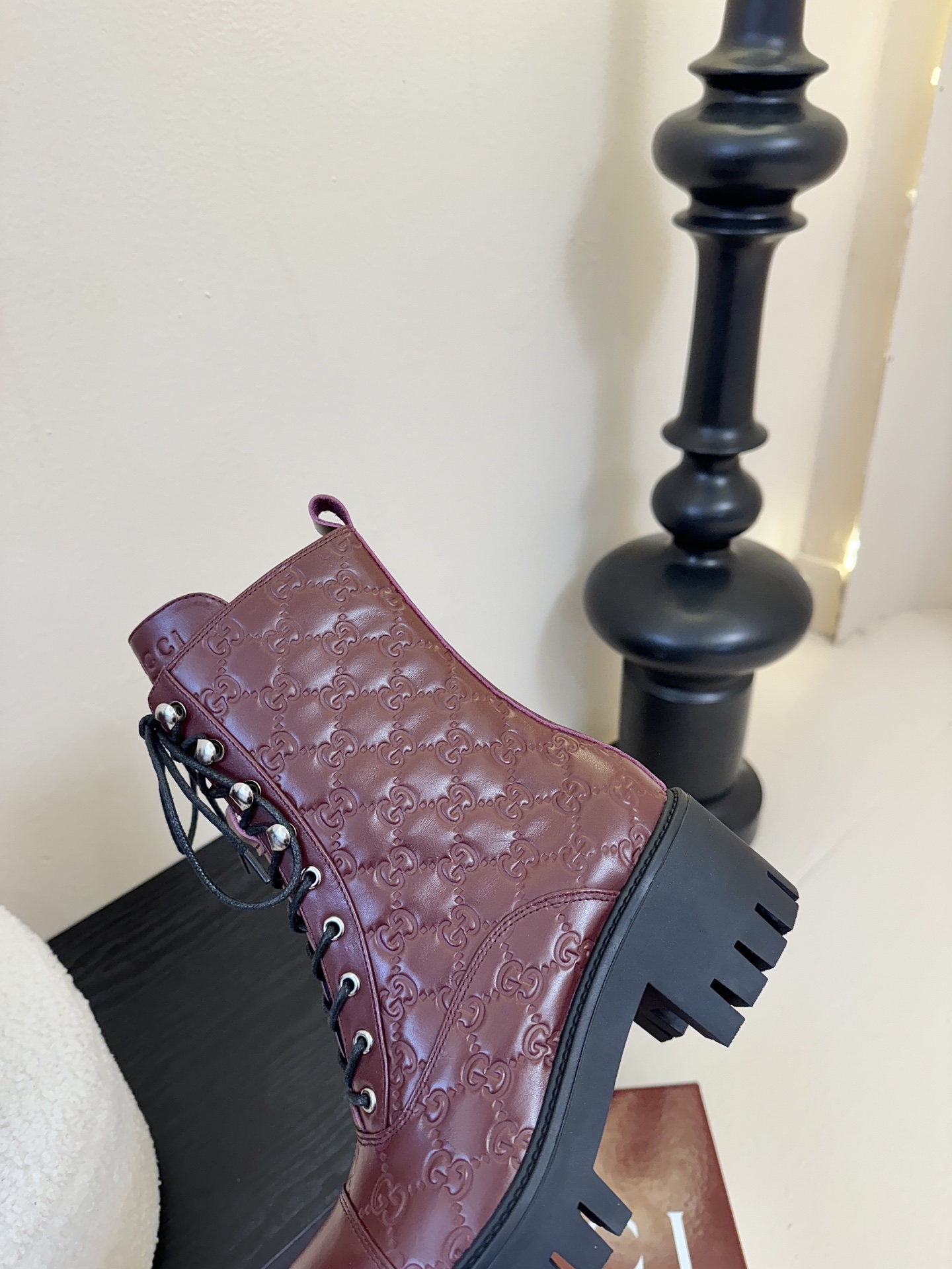 Gucc*秋冬新品经典时髦极小简圆头搭配马衔扣设计潇洒百搭而且脚感很稳而且在搭配上不用多做思考连衣裙和小