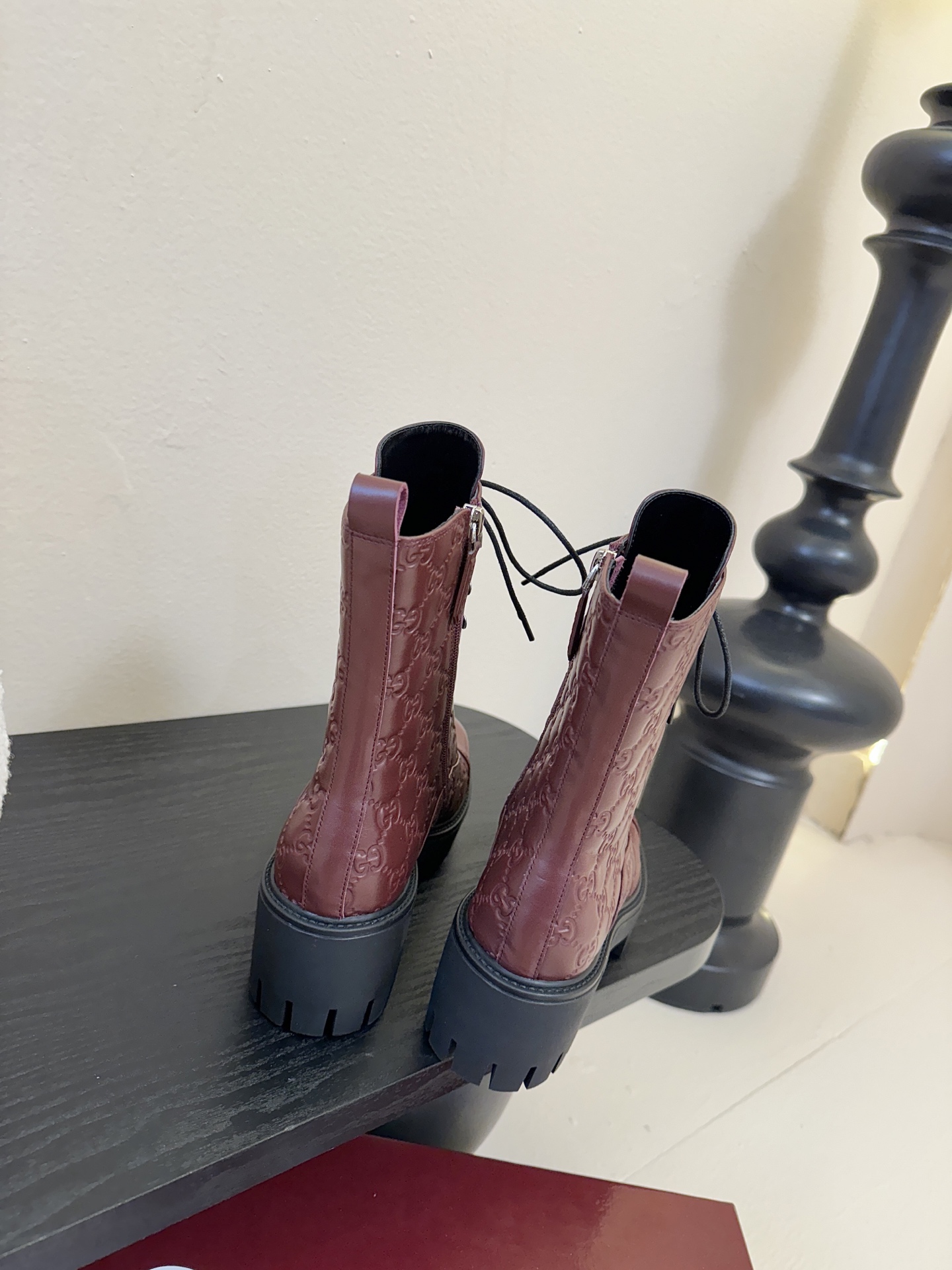 Gucc*秋冬新品经典时髦极小简圆头搭配马衔扣设计潇洒百搭而且脚感很稳而且在搭配上不用多做思考连衣裙和小