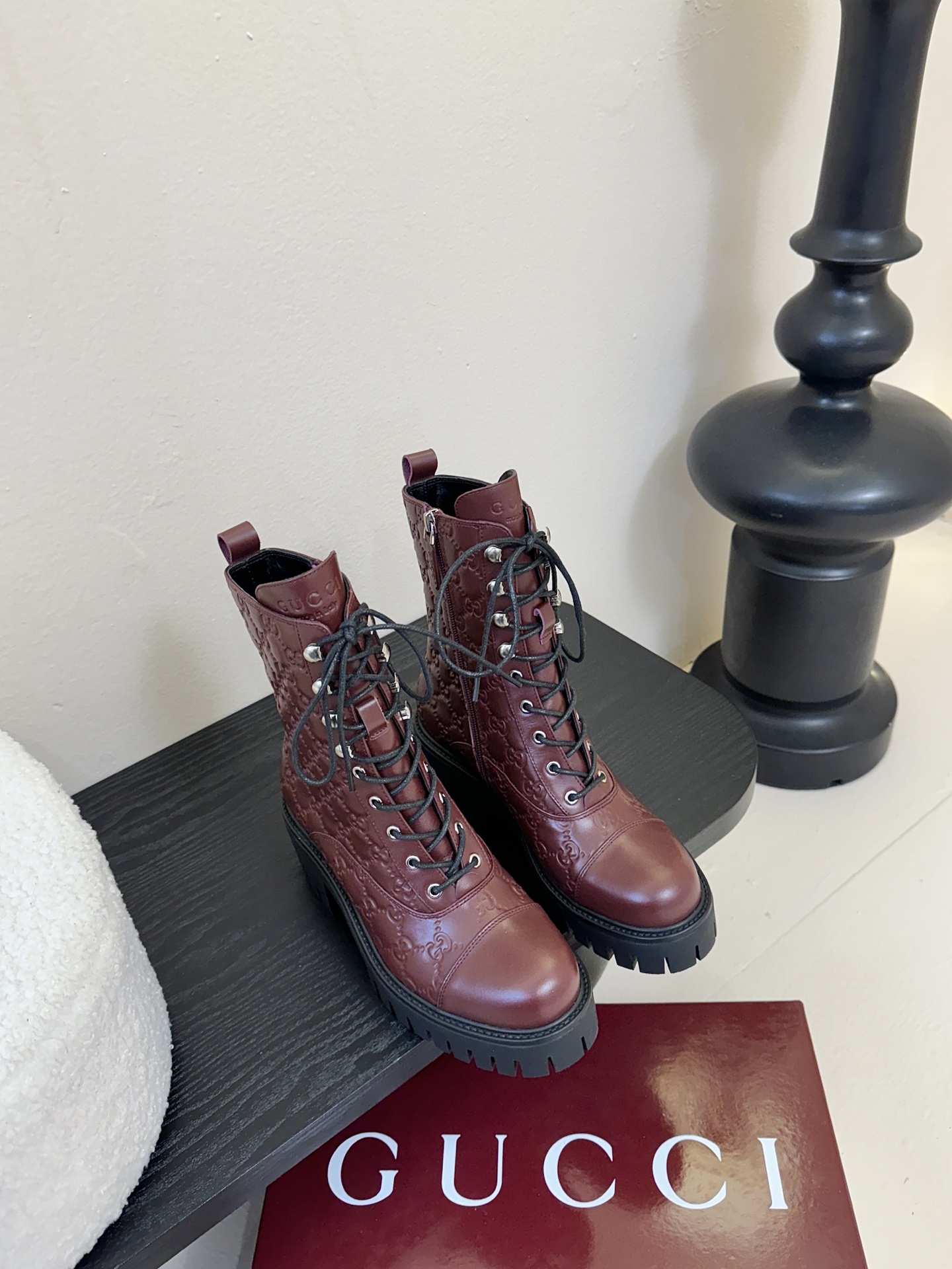 Gucc*秋冬新品经典时髦极小简圆头搭配马衔扣设计潇洒百搭而且脚感很稳而且在搭配上不用多做思考连衣裙和小