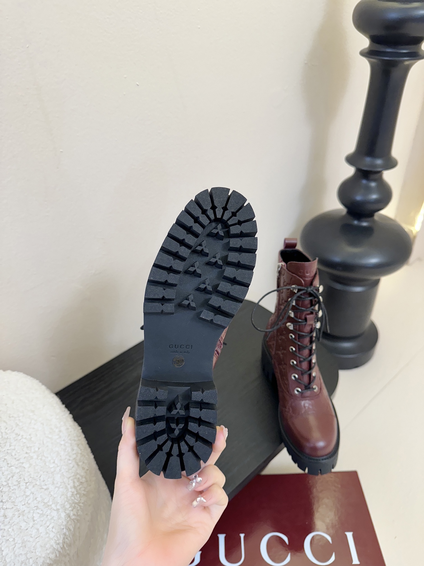 Gucc*秋冬新品经典时髦极小简圆头搭配马衔扣设计潇洒百搭而且脚感很稳而且在搭配上不用多做思考连衣裙和小