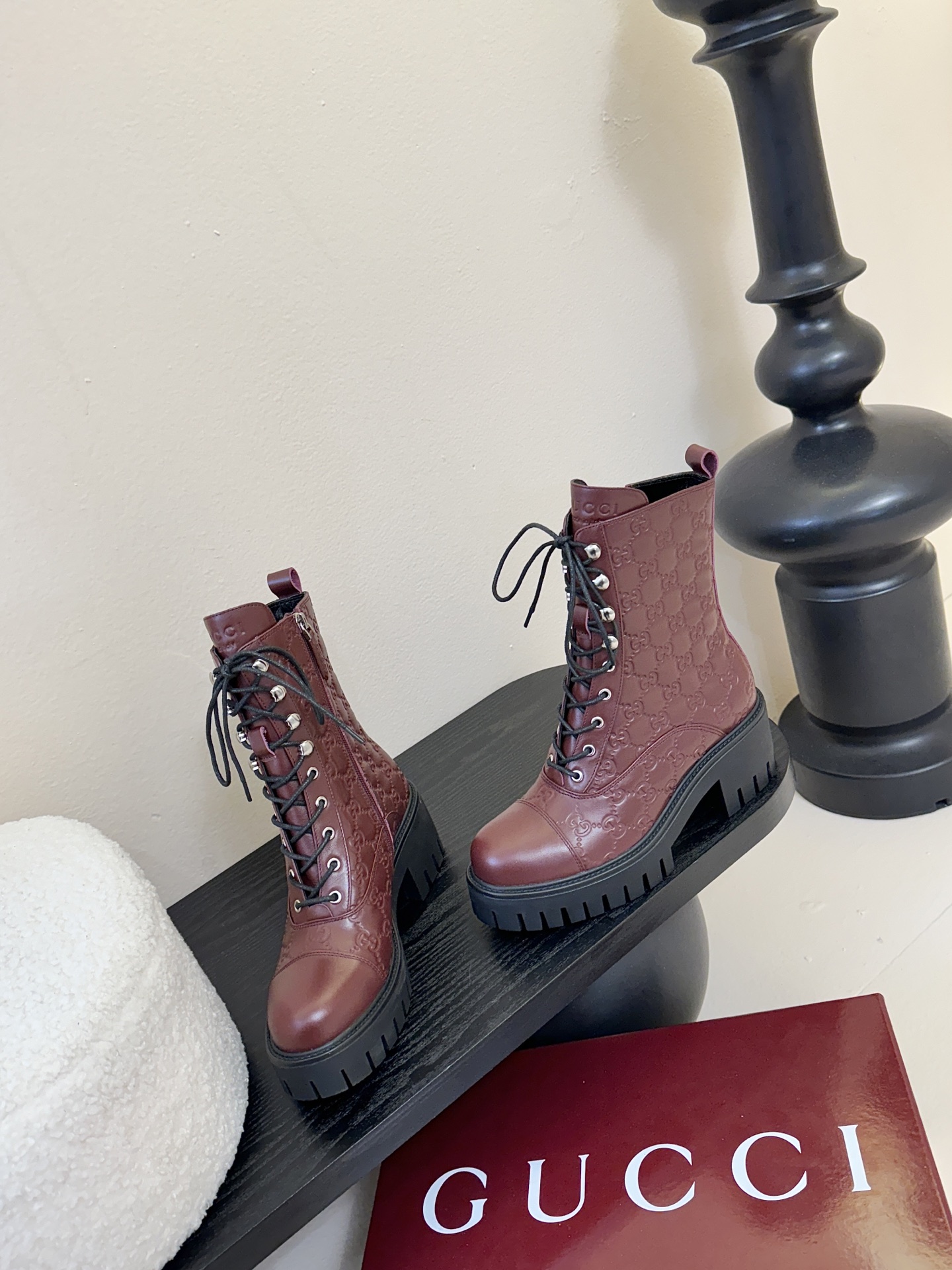 Gucc*秋冬新品经典时髦极小简圆头搭配马衔扣设计潇洒百搭而且脚感很稳而且在搭配上不用多做思考连衣裙和小