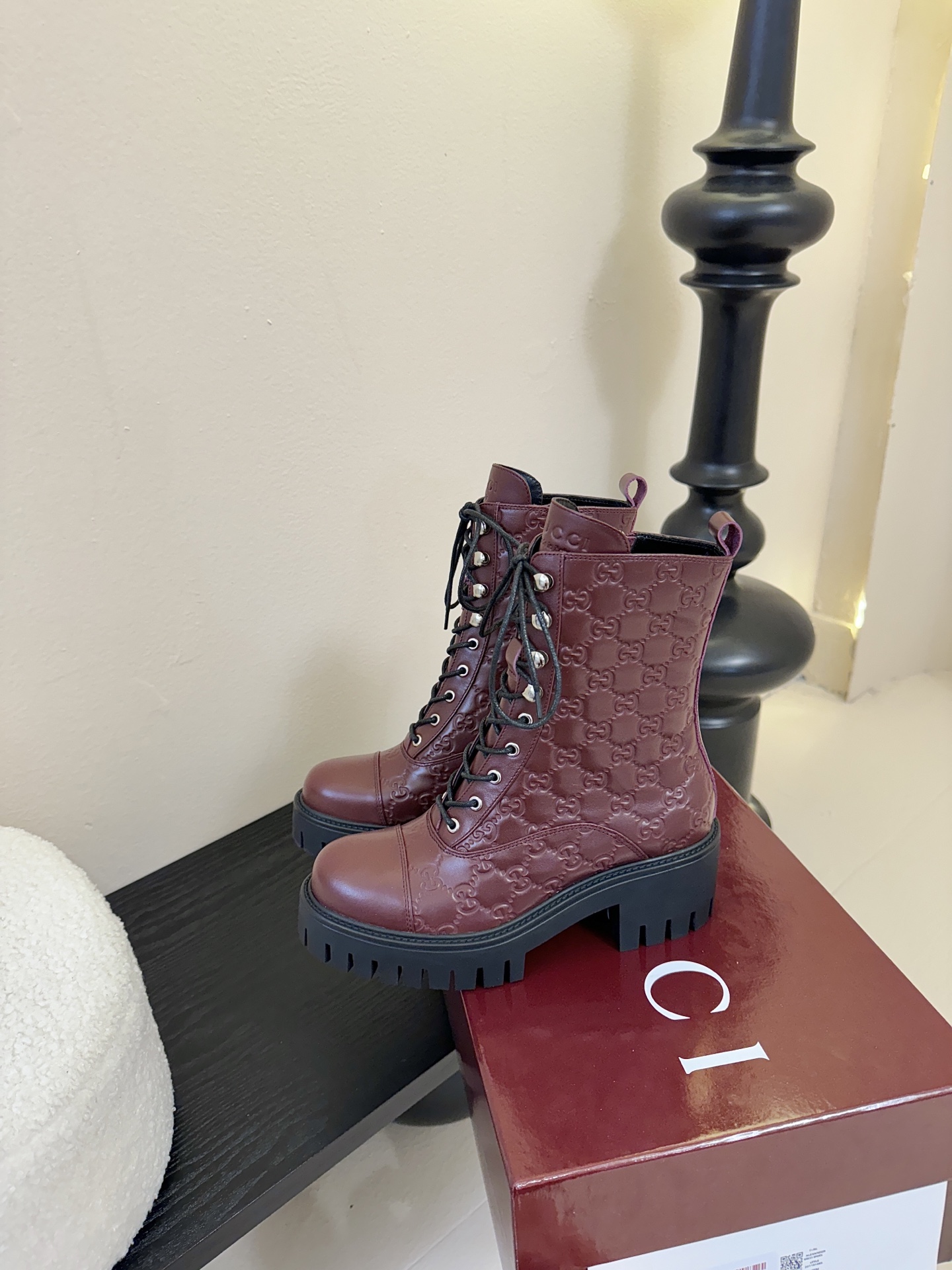 Gucc*秋冬新品经典时髦极小简圆头搭配马衔扣设计潇洒百搭而且脚感很稳而且在搭配上不用多做思考连衣裙和小