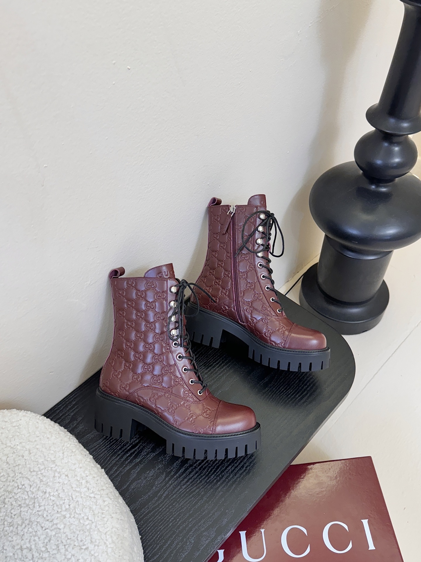 Gucc*秋冬新品经典时髦极小简圆头搭配马衔扣设计潇洒百搭而且脚感很稳而且在搭配上不用多做思考连衣裙和小