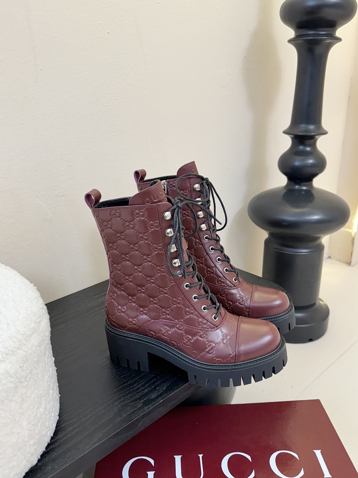 Gucc*秋冬新品经典时髦极小简圆头搭配马衔扣设计潇洒百搭而且脚感很稳而且在搭配上不用多做思考连衣裙和小