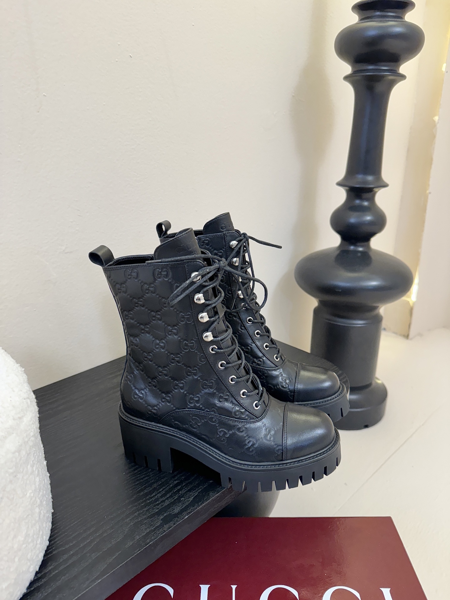 Gucc*秋冬新品经典时髦极小简圆头搭配马衔扣设计潇洒百搭而且脚感很稳而且在搭配上不用多做思考连衣裙和小