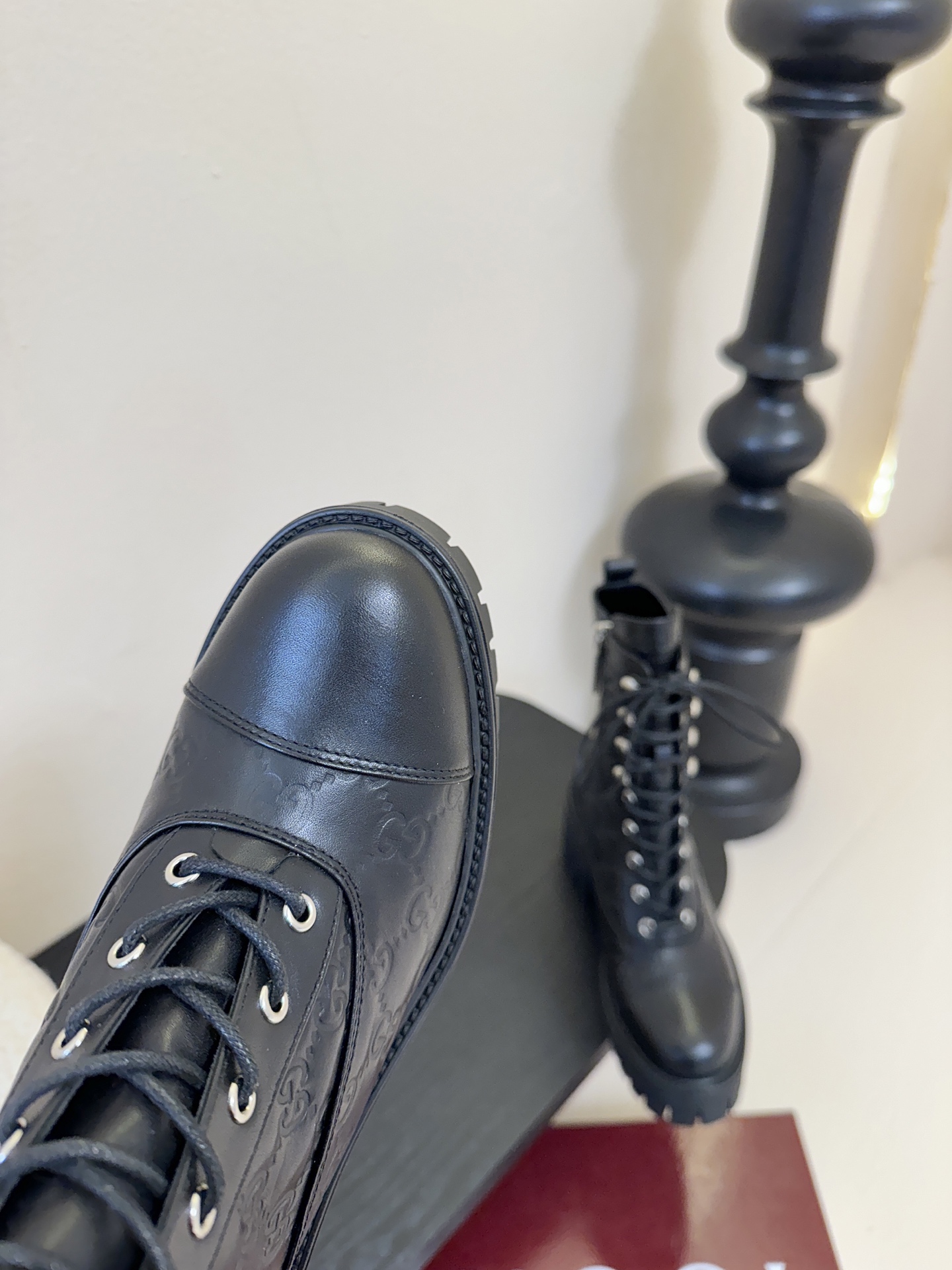 Gucc*秋冬新品经典时髦极小简圆头搭配马衔扣设计潇洒百搭而且脚感很稳而且在搭配上不用多做思考连衣裙和小