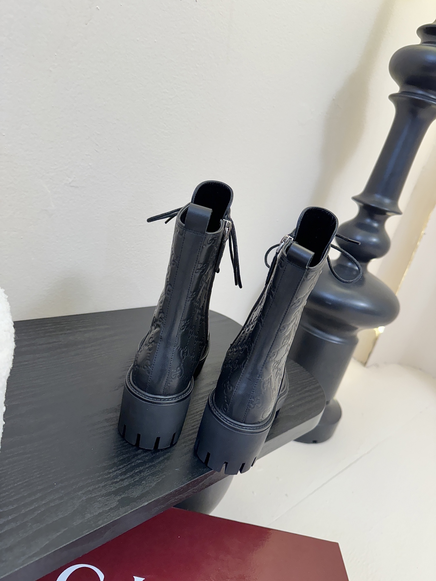 Gucc*秋冬新品经典时髦极小简圆头搭配马衔扣设计潇洒百搭而且脚感很稳而且在搭配上不用多做思考连衣裙和小