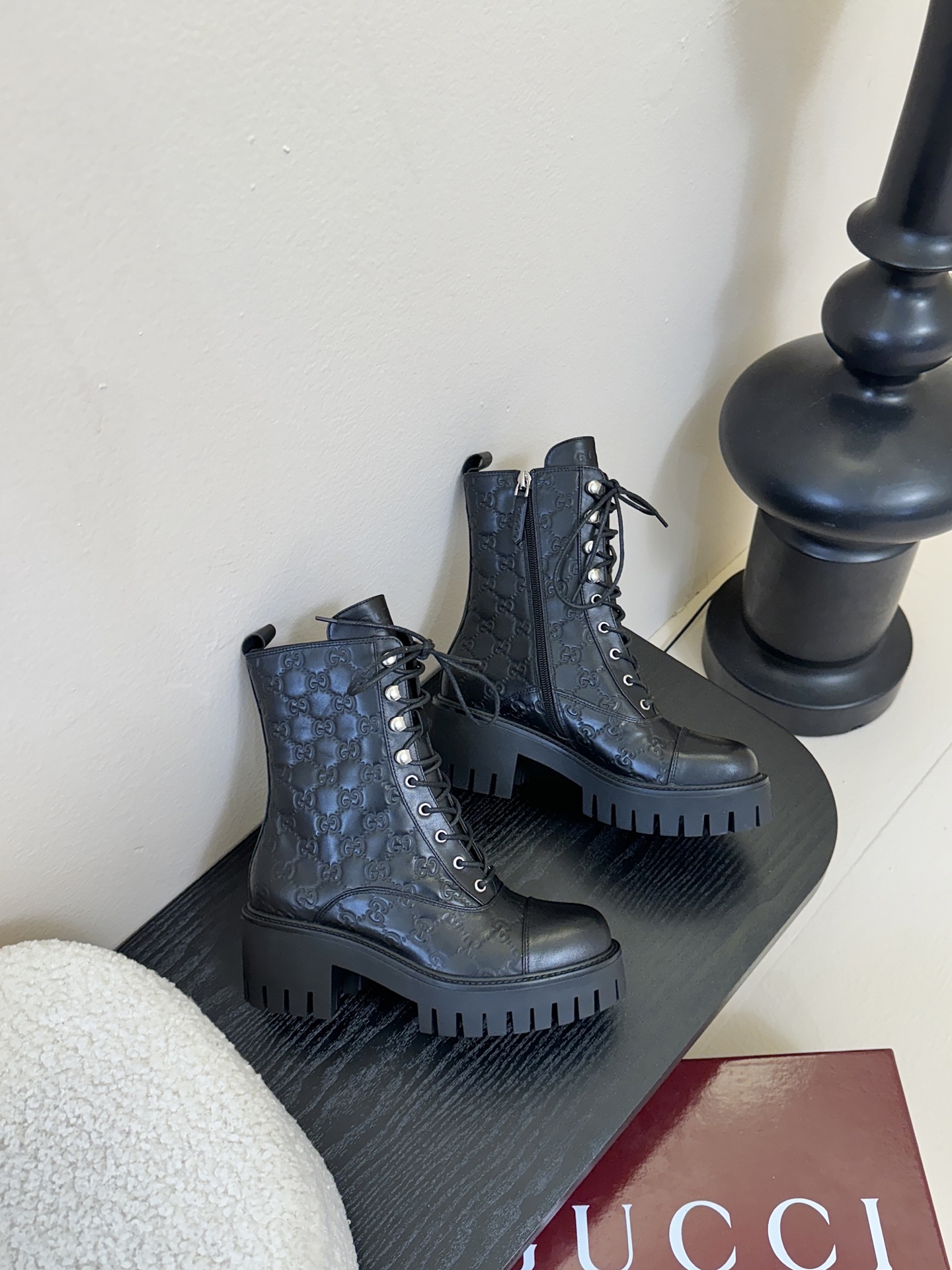 Gucc*秋冬新品经典时髦极小简圆头搭配马衔扣设计潇洒百搭而且脚感很稳而且在搭配上不用多做思考连衣裙和小