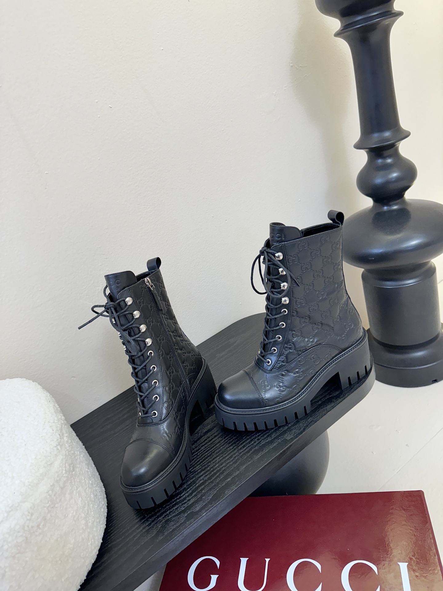 Gucc*秋冬新品经典时髦极小简圆头搭配马衔扣设计潇洒百搭而且脚感很稳而且在搭配上不用多做思考连衣裙和小