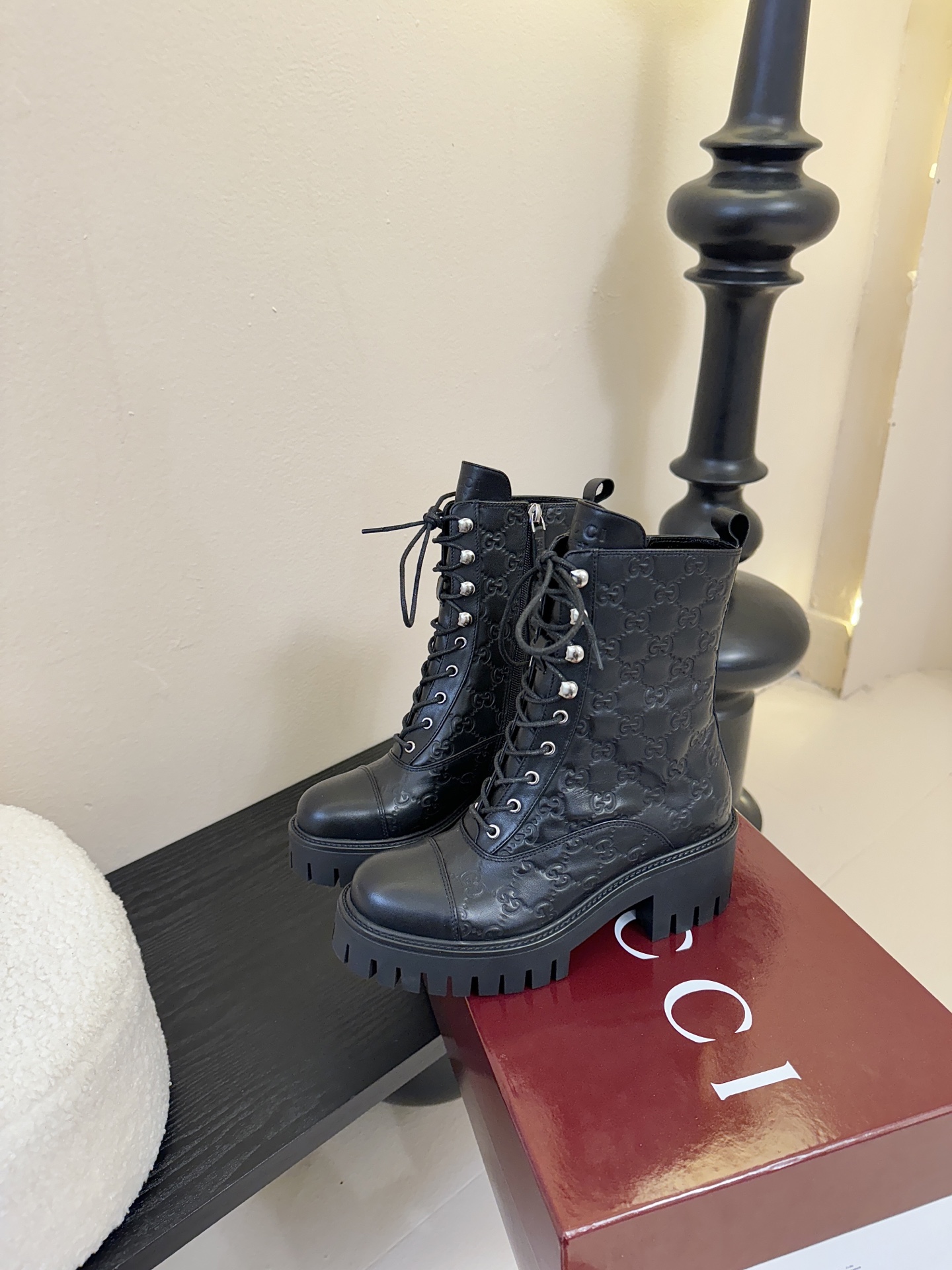 Gucc*秋冬新品经典时髦极小简圆头搭配马衔扣设计潇洒百搭而且脚感很稳而且在搭配上不用多做思考连衣裙和小