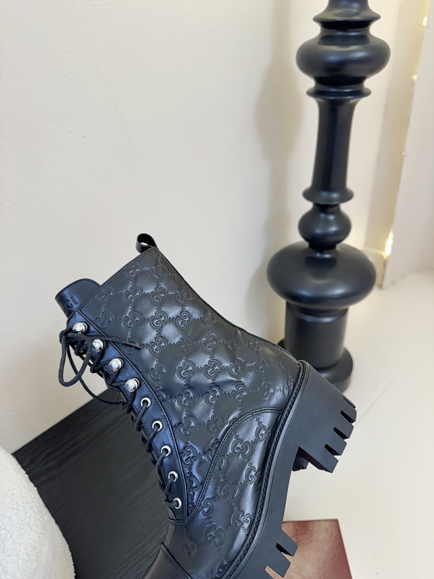 Gucc*秋冬新品经典时髦极小简圆头搭配马衔扣设计潇洒百搭而且脚感很稳而且在搭配上不用多做思考连衣裙和小