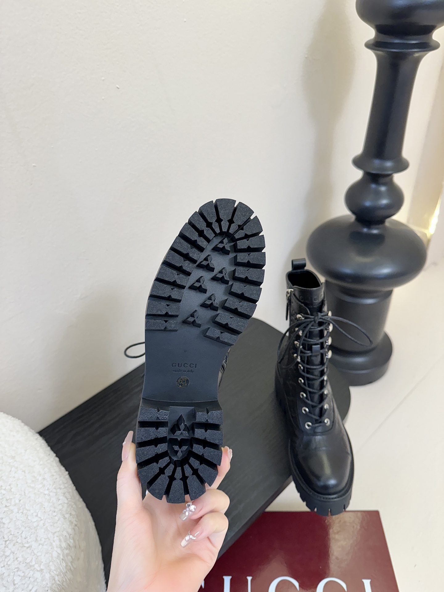 Gucc*秋冬新品经典时髦极小简圆头搭配马衔扣设计潇洒百搭而且脚感很稳而且在搭配上不用多做思考连衣裙和小