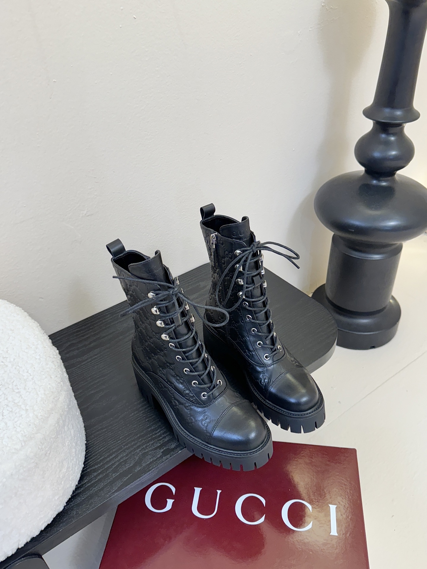 Gucc*秋冬新品经典时髦极小简圆头搭配马衔扣设计潇洒百搭而且脚感很稳而且在搭配上不用多做思考连衣裙和小