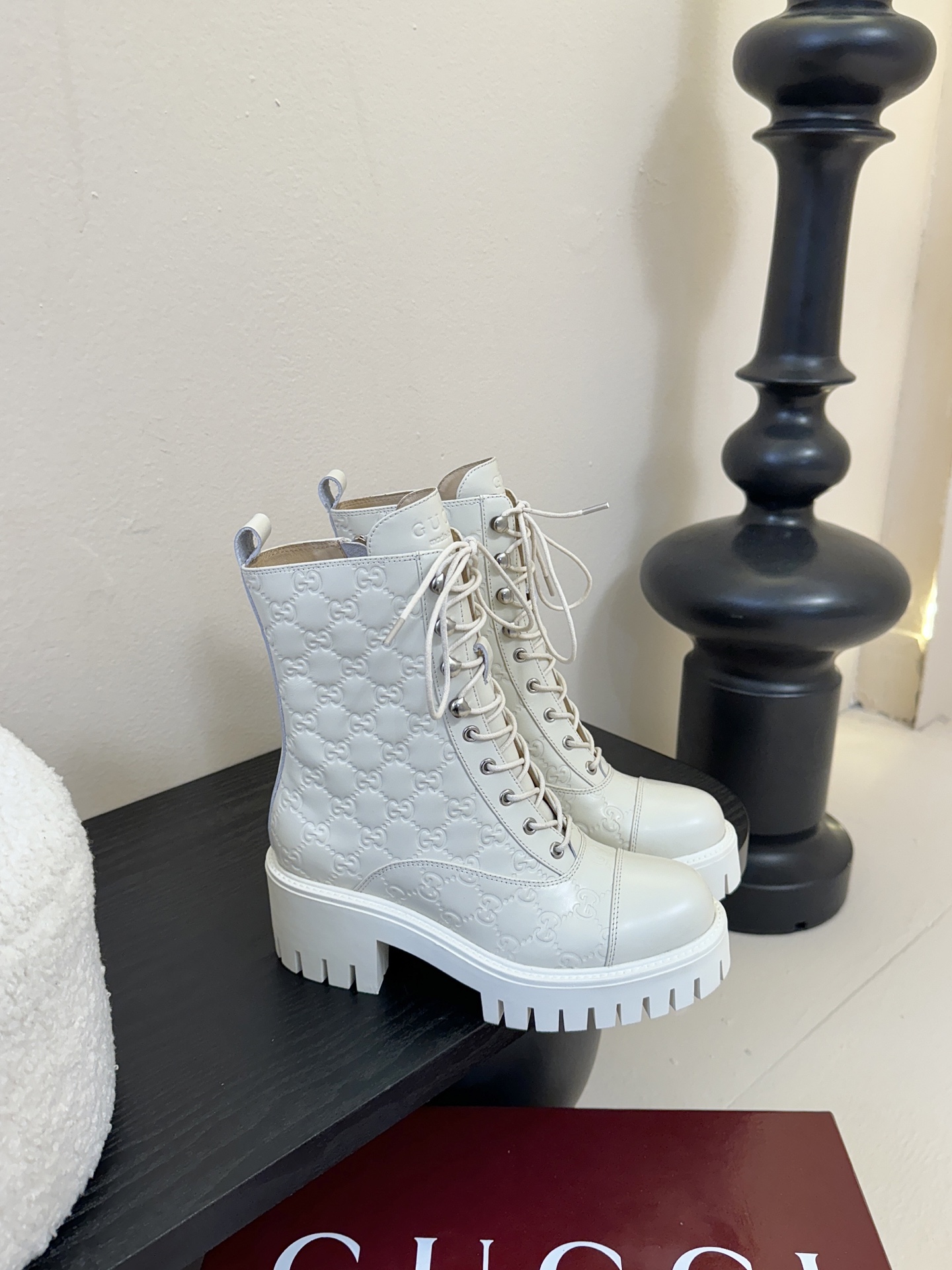 Gucc*秋冬新品经典时髦极小简圆头搭配马衔扣设计潇洒百搭而且脚感很稳而且在搭配上不用多做思考连衣裙和小