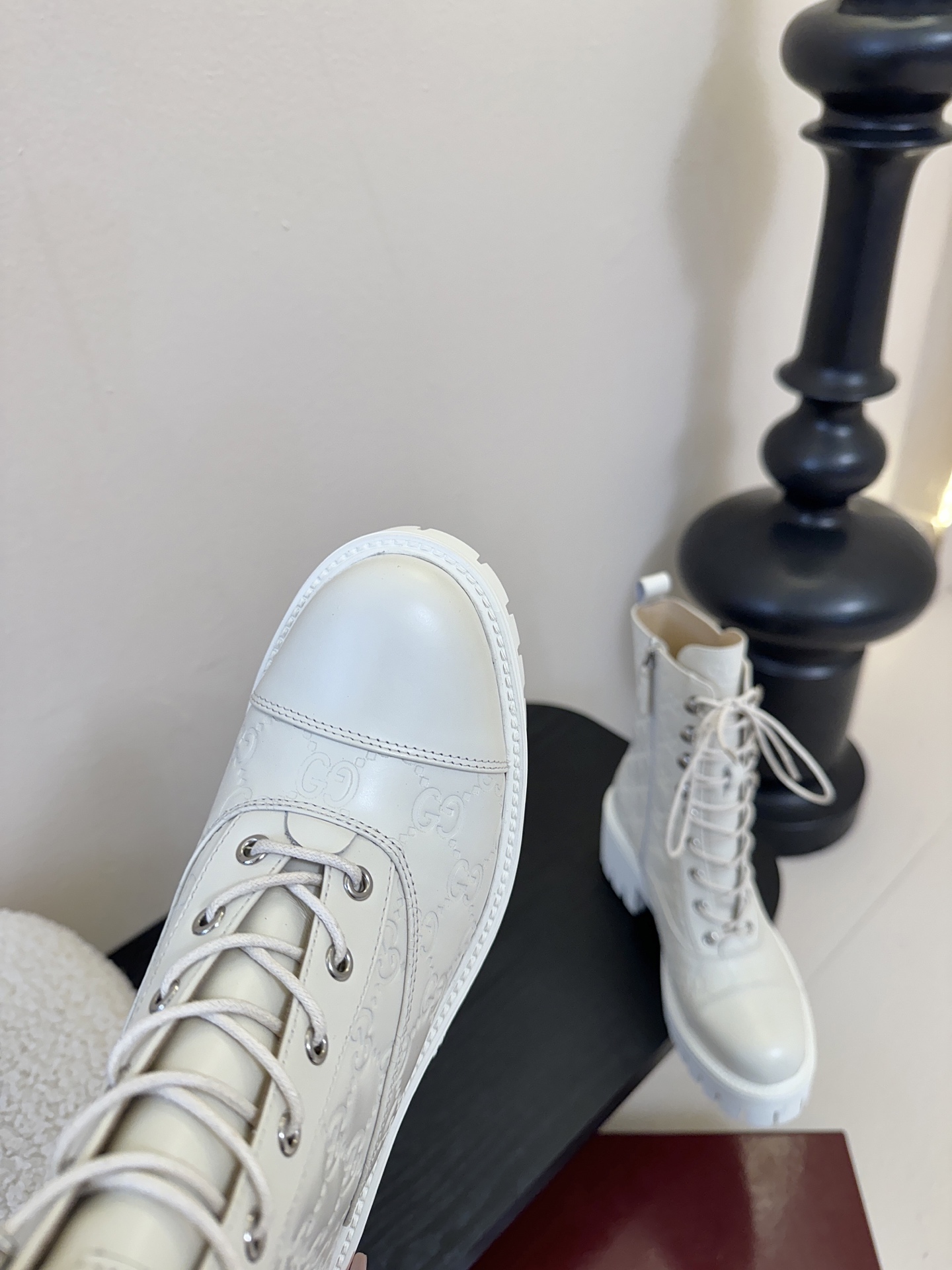 Gucc*秋冬新品经典时髦极小简圆头搭配马衔扣设计潇洒百搭而且脚感很稳而且在搭配上不用多做思考连衣裙和小