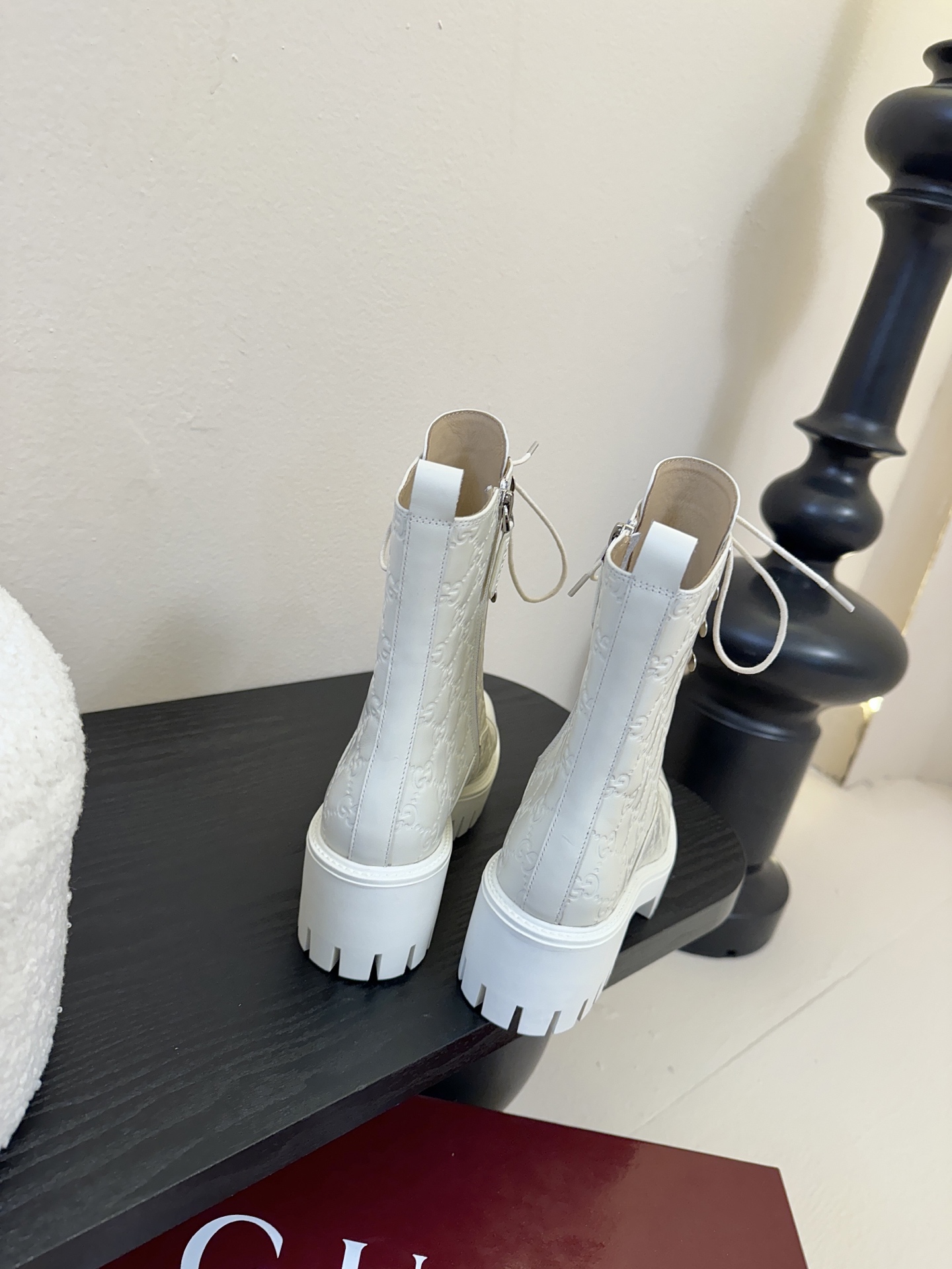 Gucc*秋冬新品经典时髦极小简圆头搭配马衔扣设计潇洒百搭而且脚感很稳而且在搭配上不用多做思考连衣裙和小