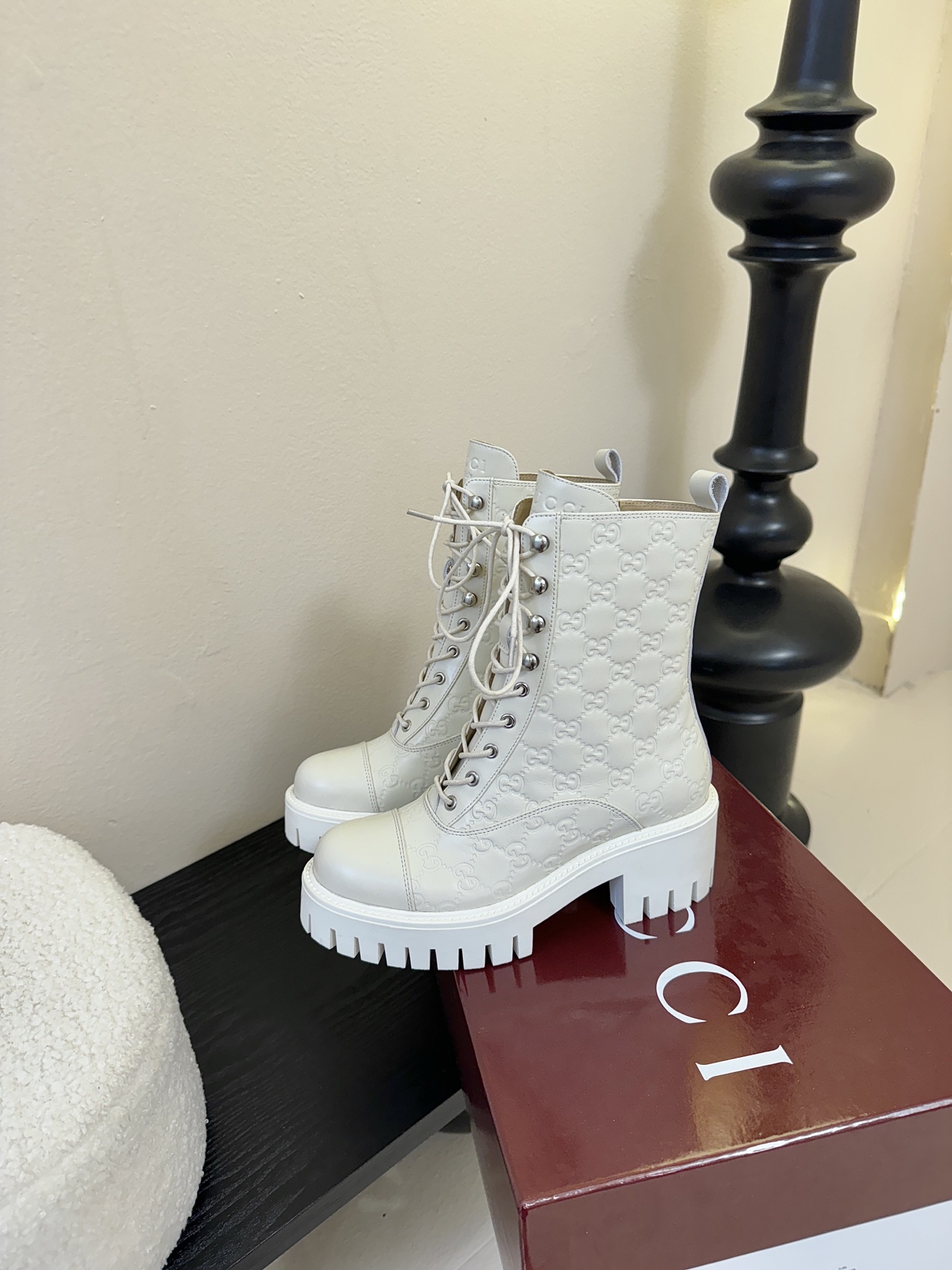 Gucc*秋冬新品经典时髦极小简圆头搭配马衔扣设计潇洒百搭而且脚感很稳而且在搭配上不用多做思考连衣裙和小