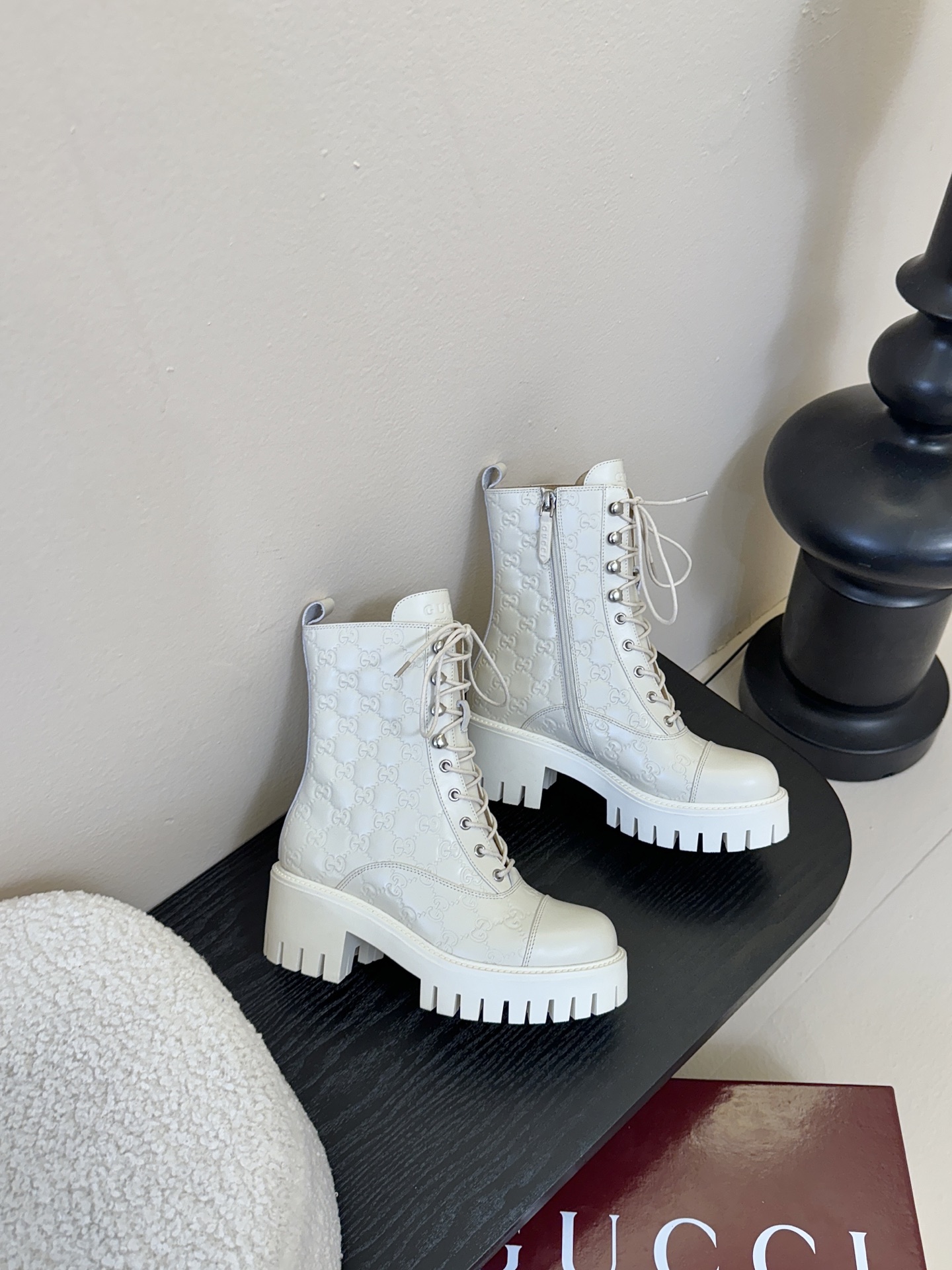 Gucc*秋冬新品经典时髦极小简圆头搭配马衔扣设计潇洒百搭而且脚感很稳而且在搭配上不用多做思考连衣裙和小