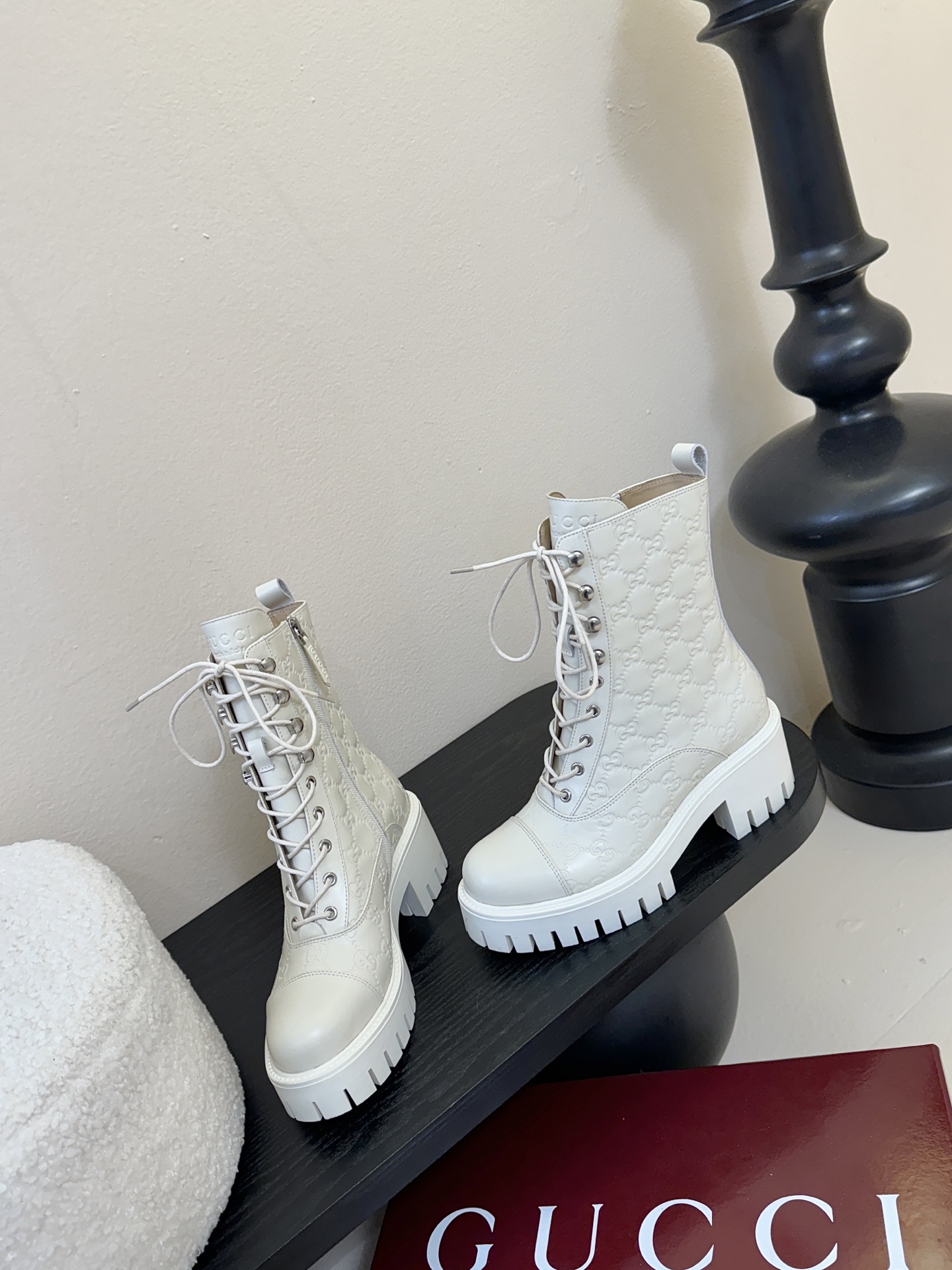 Gucc*秋冬新品经典时髦极小简圆头搭配马衔扣设计潇洒百搭而且脚感很稳而且在搭配上不用多做思考连衣裙和小