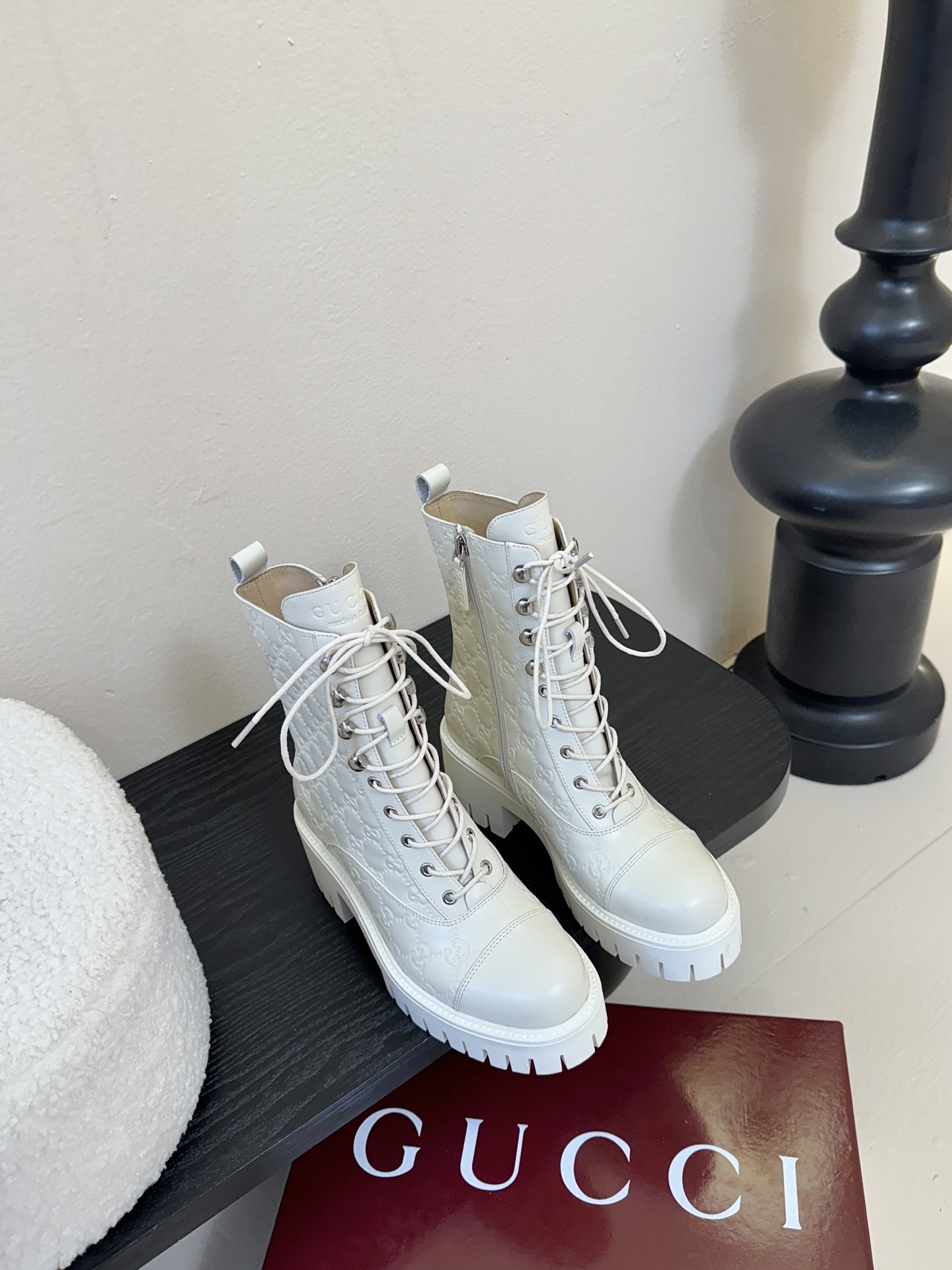 Gucc*秋冬新品经典时髦极小简圆头搭配马衔扣设计潇洒百搭而且脚感很稳而且在搭配上不用多做思考连衣裙和小