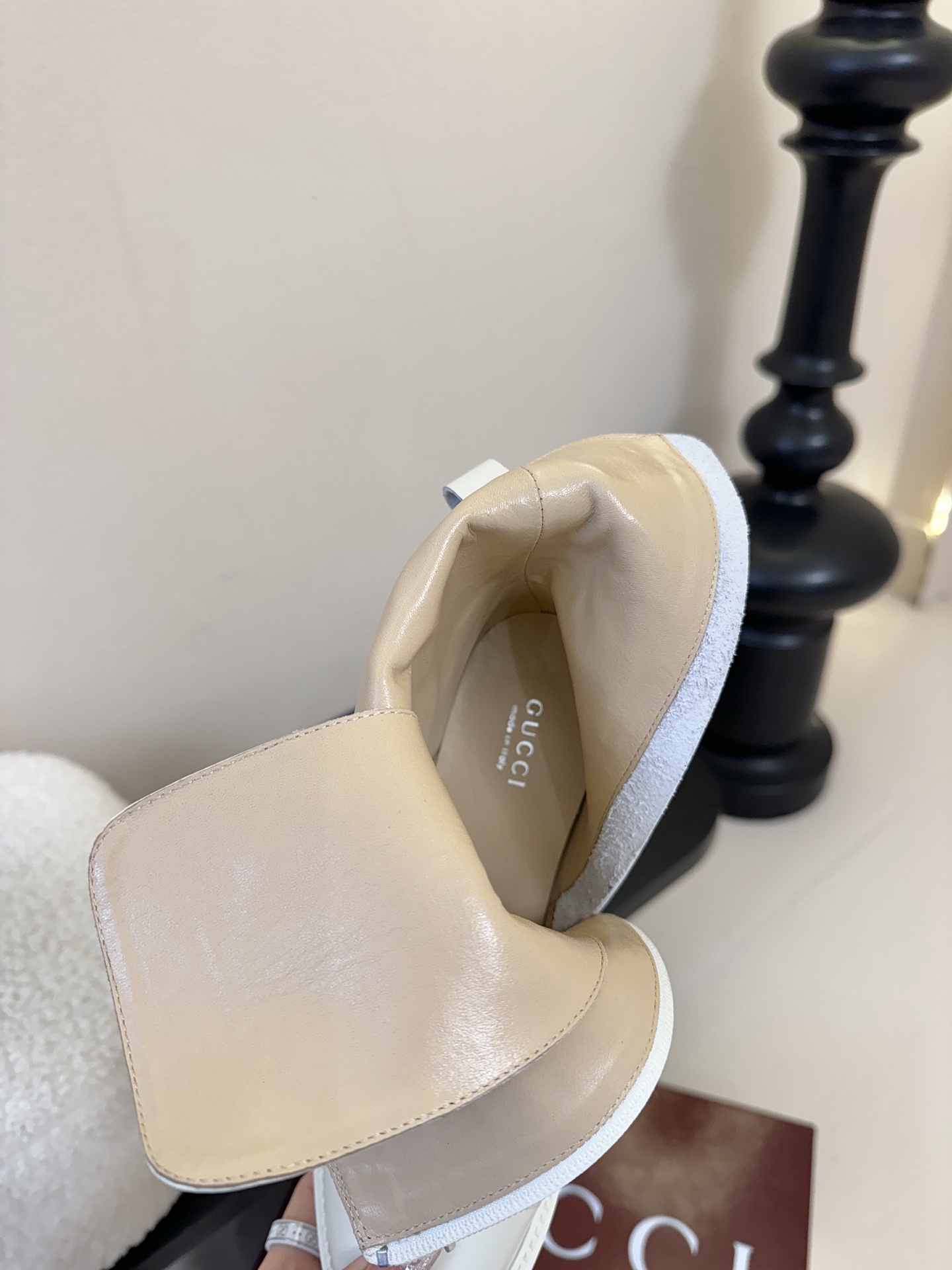 Gucc*秋冬新品经典时髦极小简圆头搭配马衔扣设计潇洒百搭而且脚感很稳而且在搭配上不用多做思考连衣裙和小