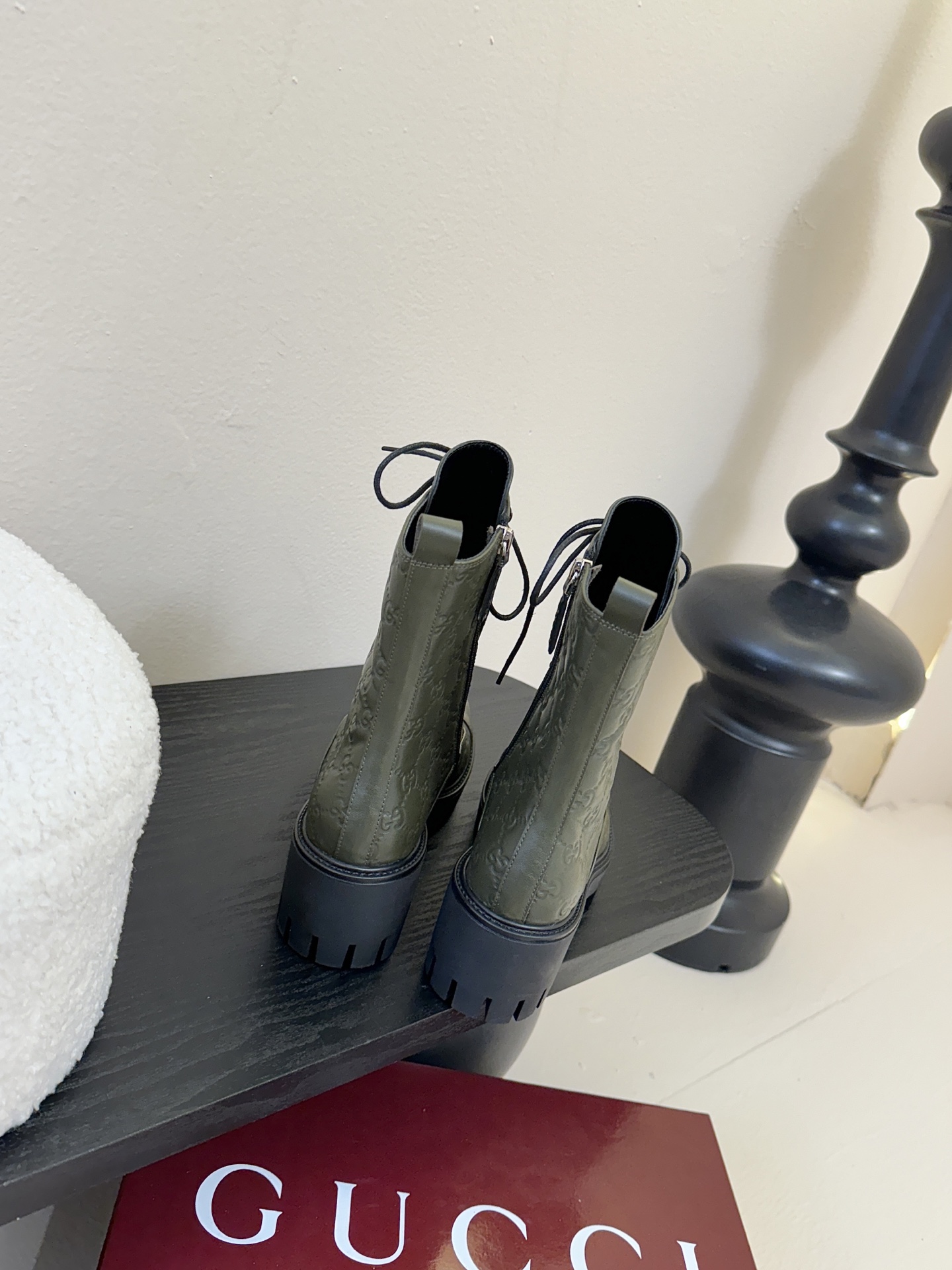 Gucc*秋冬新品经典时髦极小简圆头搭配马衔扣设计潇洒百搭而且脚感很稳而且在搭配上不用多做思考连衣裙和小