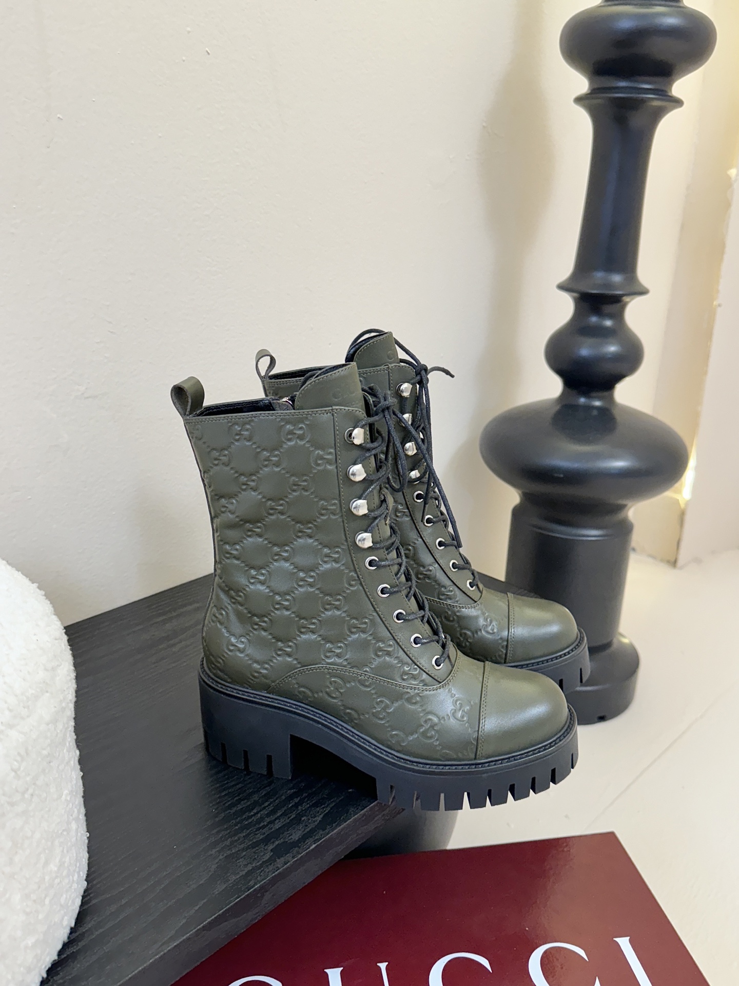 Gucc*秋冬新品经典时髦极小简圆头搭配马衔扣设计潇洒百搭而且脚感很稳而且在搭配上不用多做思考连衣裙和小