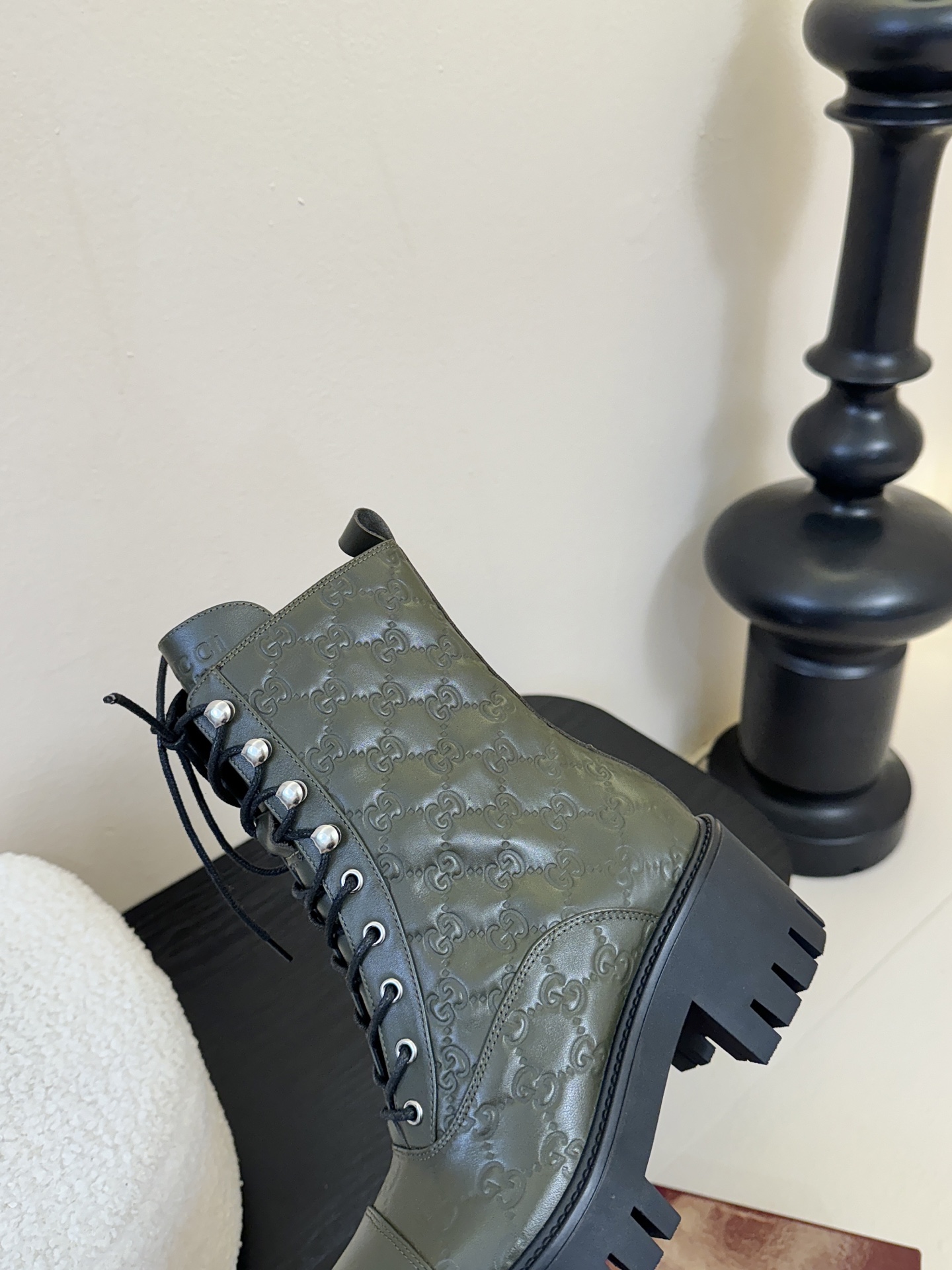 Gucc*秋冬新品经典时髦极小简圆头搭配马衔扣设计潇洒百搭而且脚感很稳而且在搭配上不用多做思考连衣裙和小