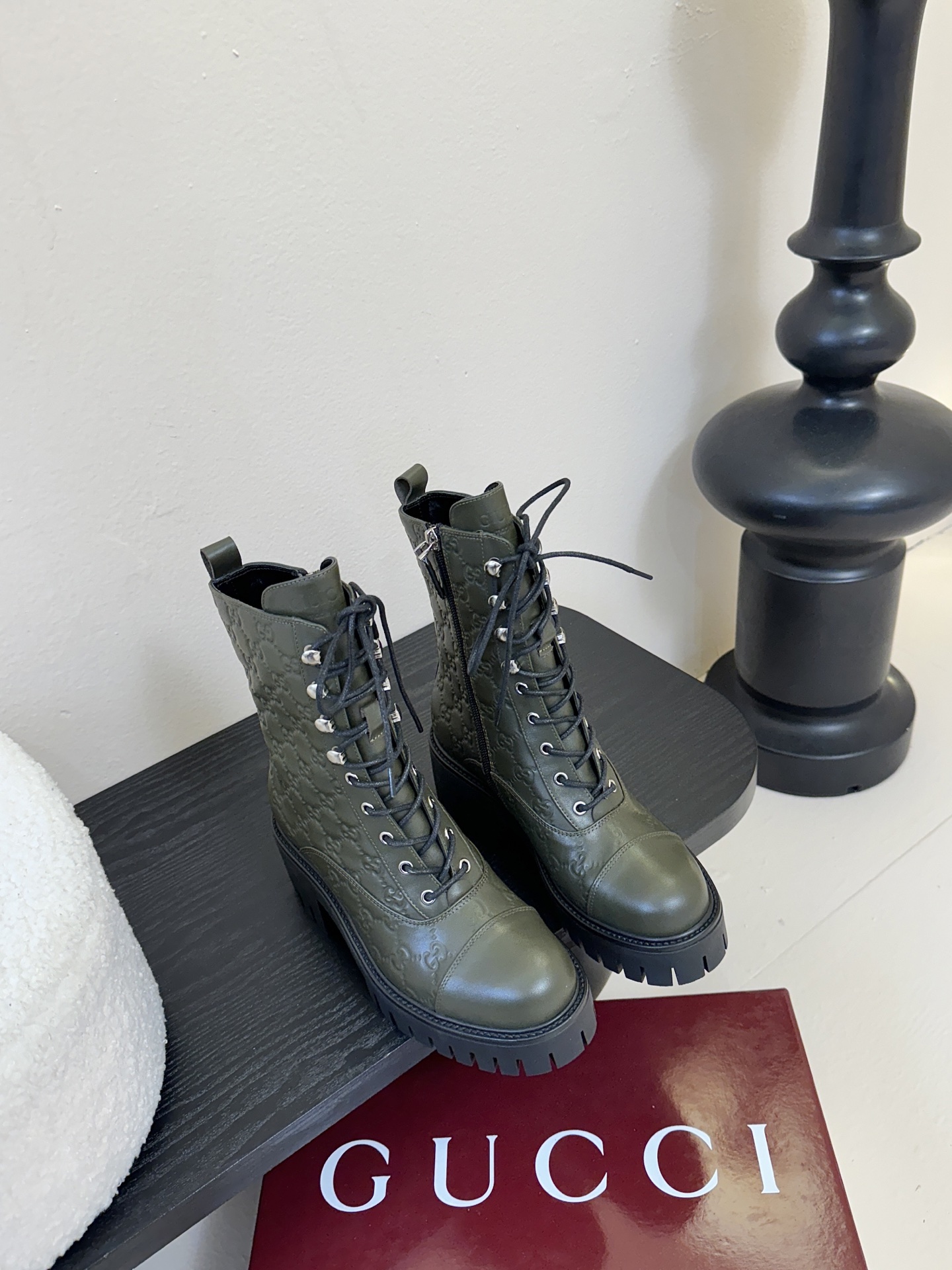 Gucc*秋冬新品经典时髦极小简圆头搭配马衔扣设计潇洒百搭而且脚感很稳而且在搭配上不用多做思考连衣裙和小