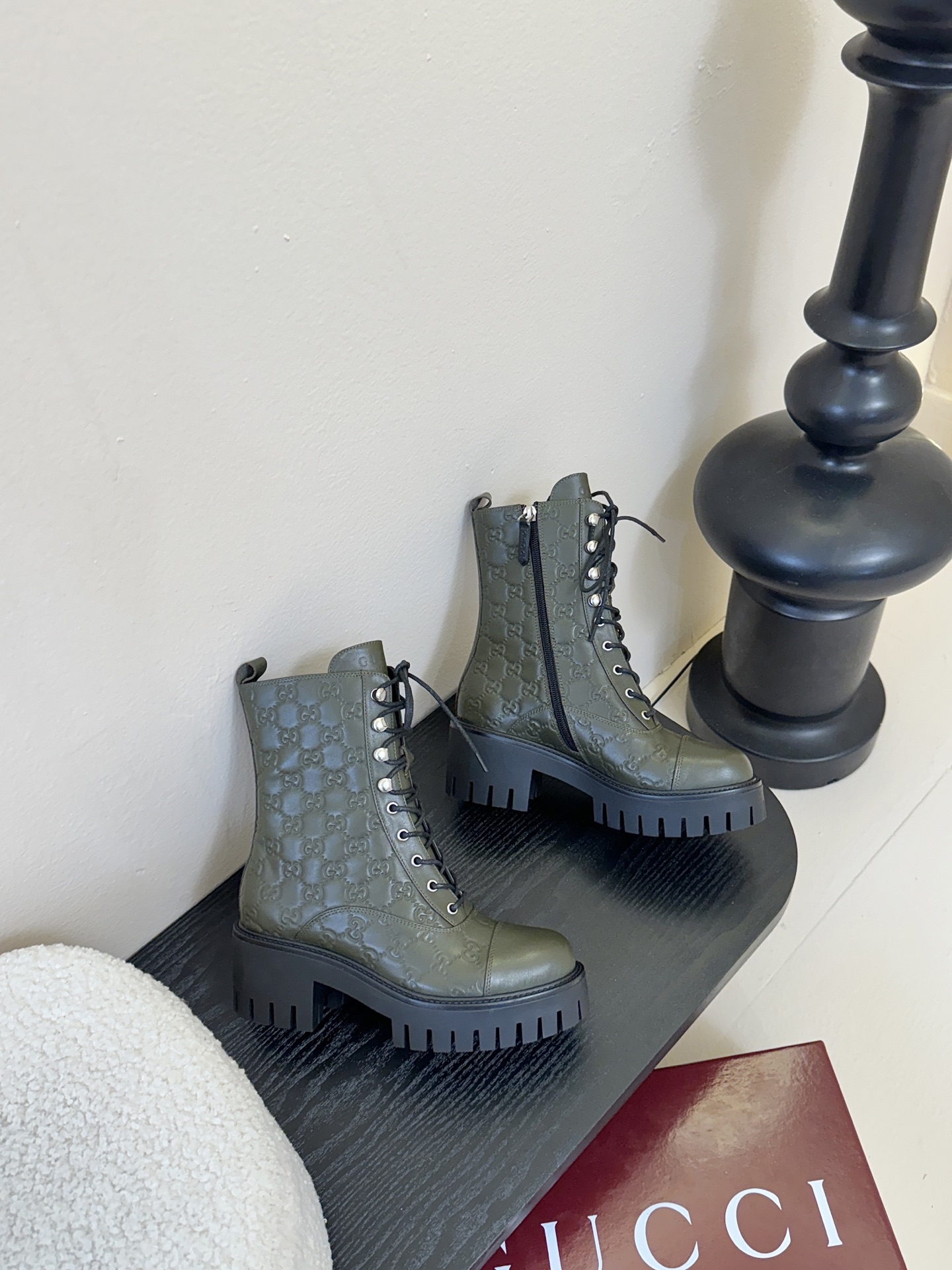 Gucc*秋冬新品经典时髦极小简圆头搭配马衔扣设计潇洒百搭而且脚感很稳而且在搭配上不用多做思考连衣裙和小