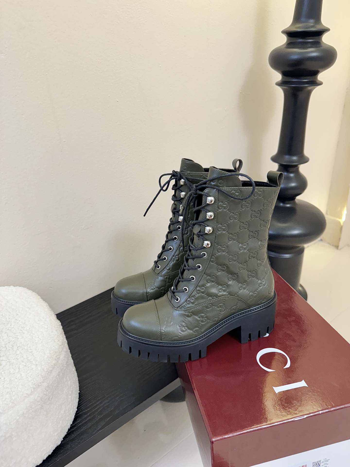 Gucc*秋冬新品经典时髦极小简圆头搭配马衔扣设计潇洒百搭而且脚感很稳而且在搭配上不用多做思考连衣裙和小