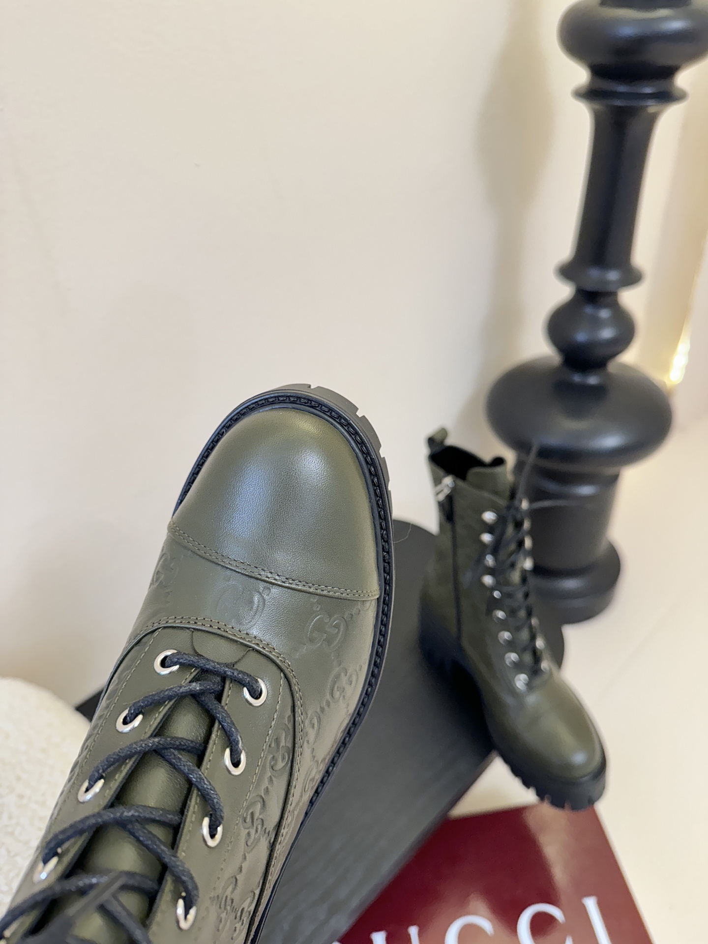 Gucc*秋冬新品经典时髦极小简圆头搭配马衔扣设计潇洒百搭而且脚感很稳而且在搭配上不用多做思考连衣裙和小