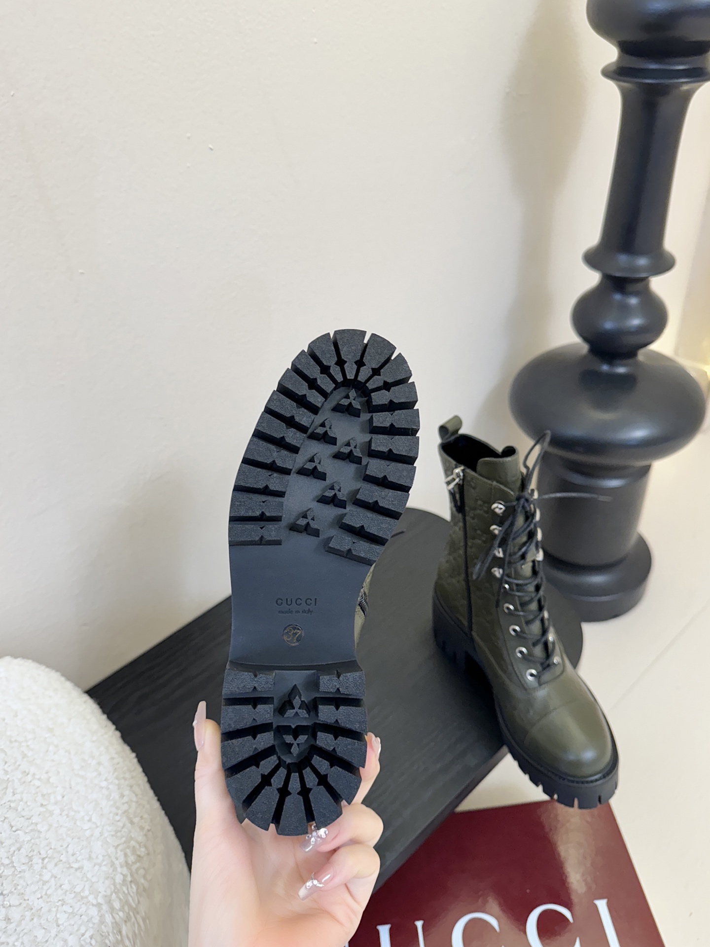 Gucc*秋冬新品经典时髦极小简圆头搭配马衔扣设计潇洒百搭而且脚感很稳而且在搭配上不用多做思考连衣裙和小