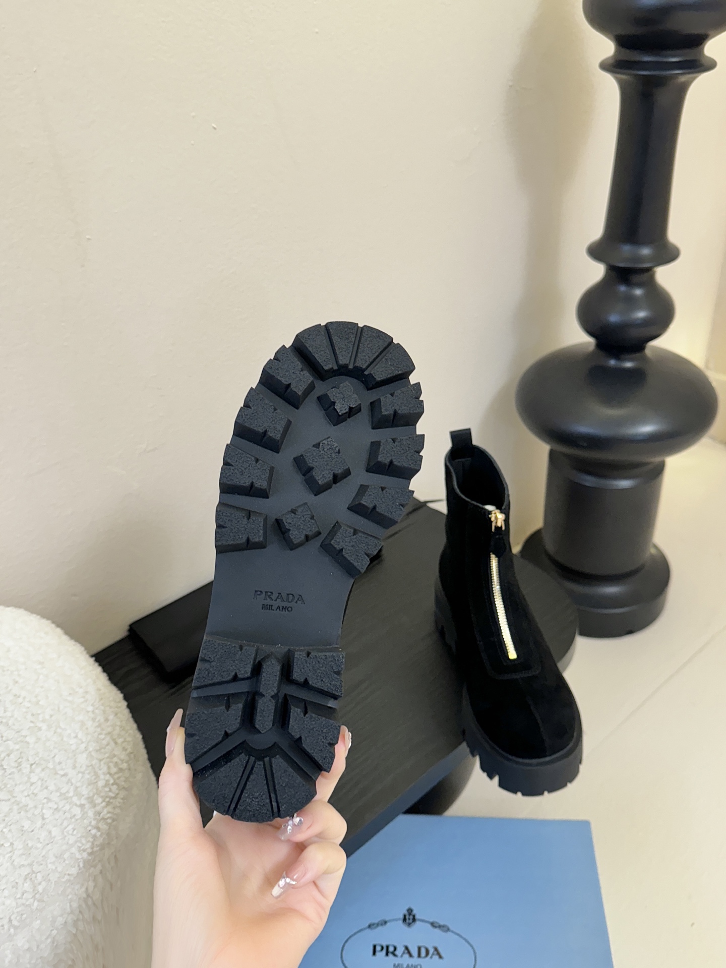 PRADA 普拉达经典三角标一脚蹬王炸女靴 冬天买不到的系列，绝对是今年的大爆款！！贼好看！Prada靴