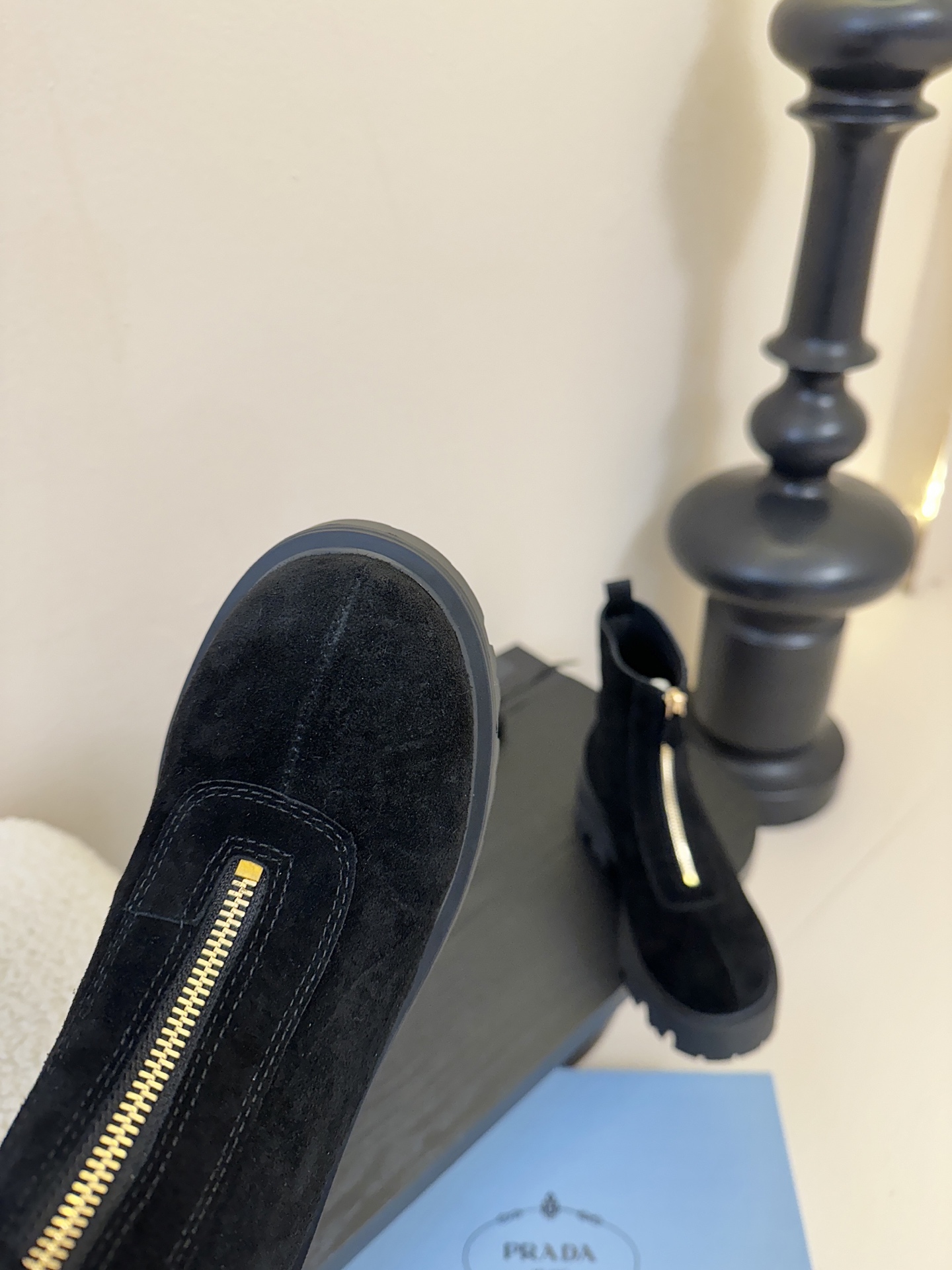 PRADA 普拉达经典三角标一脚蹬王炸女靴 冬天买不到的系列，绝对是今年的大爆款！！贼好看！Prada靴