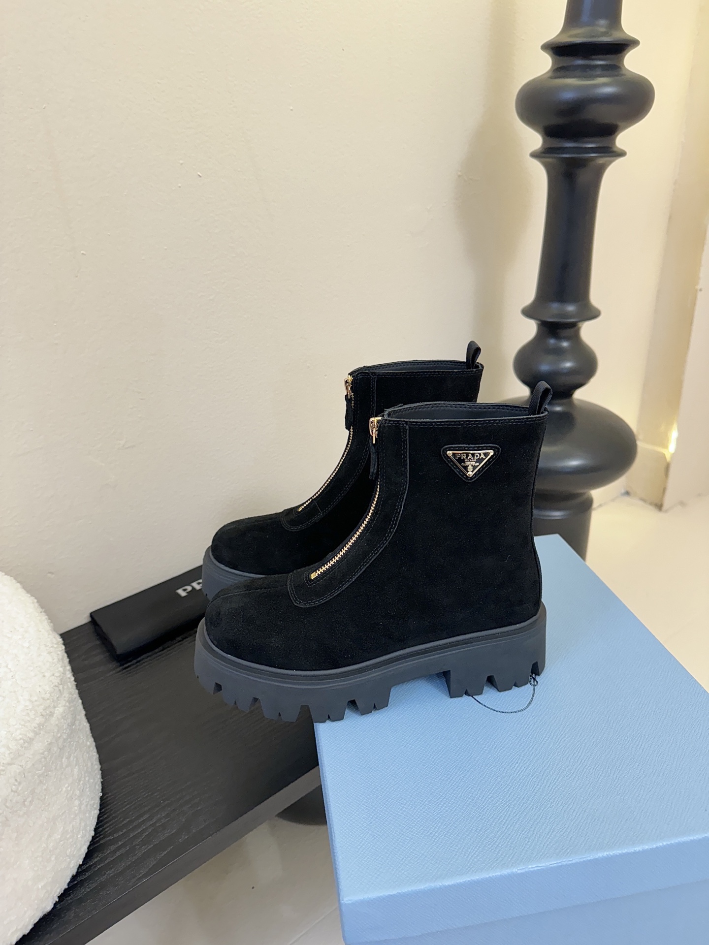 PRADA 普拉达经典三角标一脚蹬王炸女靴 冬天买不到的系列，绝对是今年的大爆款！！贼好看！Prada靴