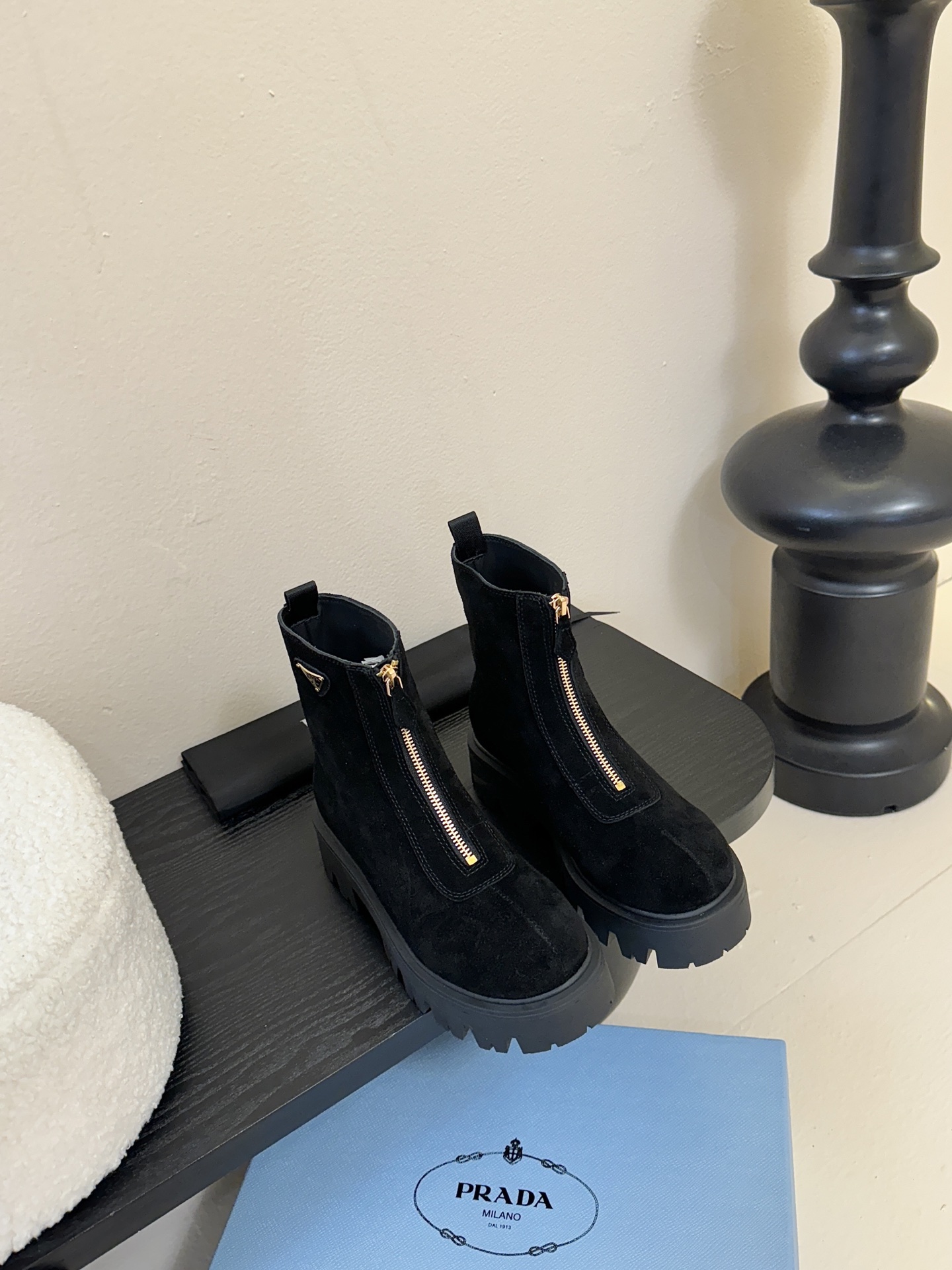 PRADA 普拉达经典三角标一脚蹬王炸女靴 冬天买不到的系列，绝对是今年的大爆款！！贼好看！Prada靴