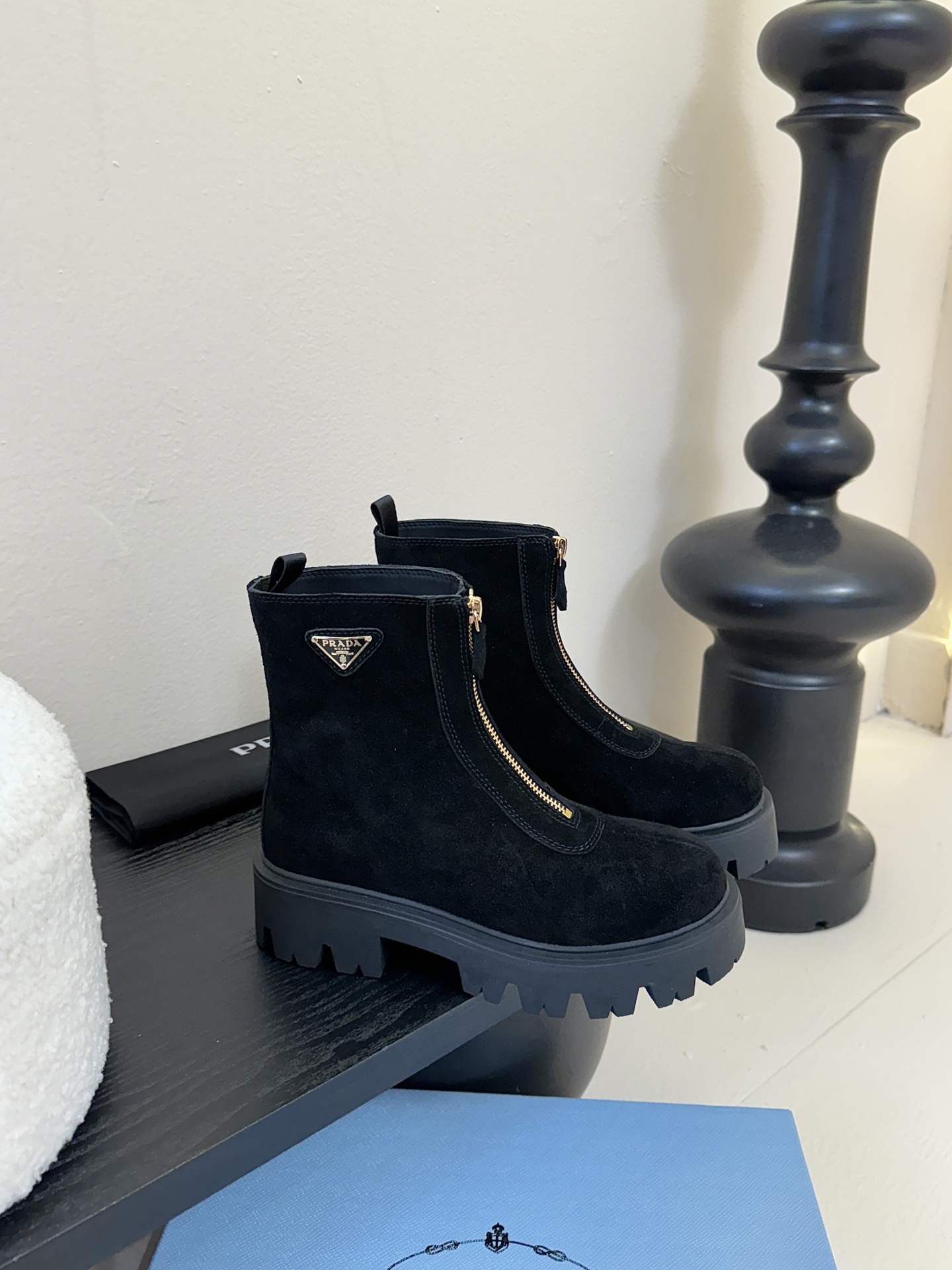 PRADA 普拉达经典三角标一脚蹬王炸女靴 冬天买不到的系列，绝对是今年的大爆款！！贼好看！Prada靴