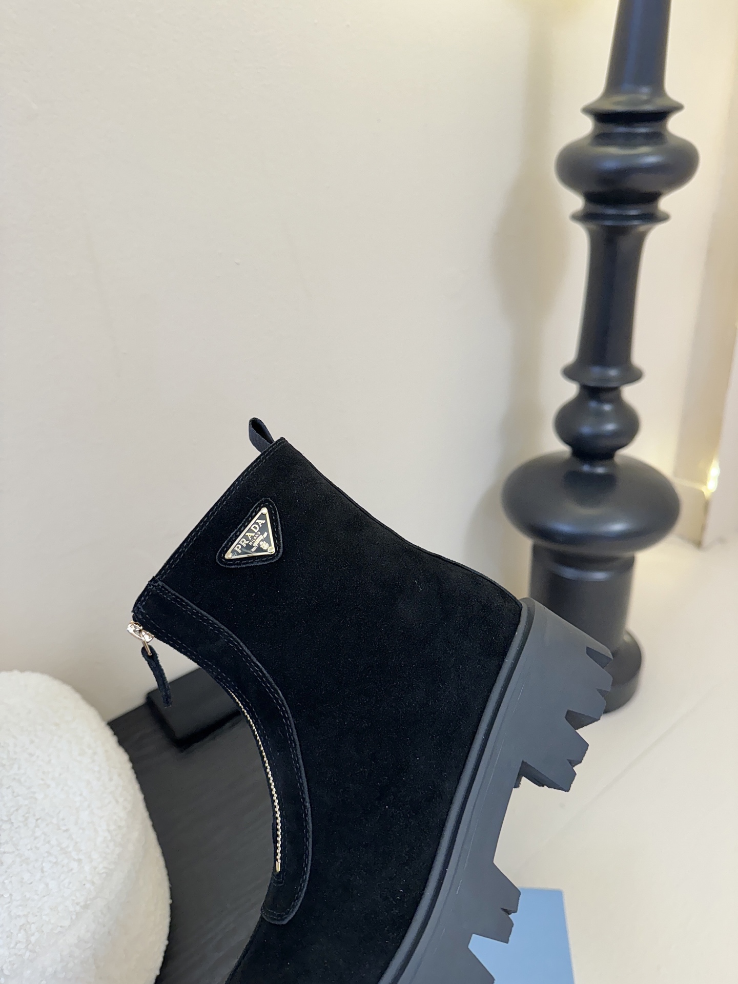 PRADA 普拉达经典三角标一脚蹬王炸女靴 冬天买不到的系列，绝对是今年的大爆款！！贼好看！Prada靴