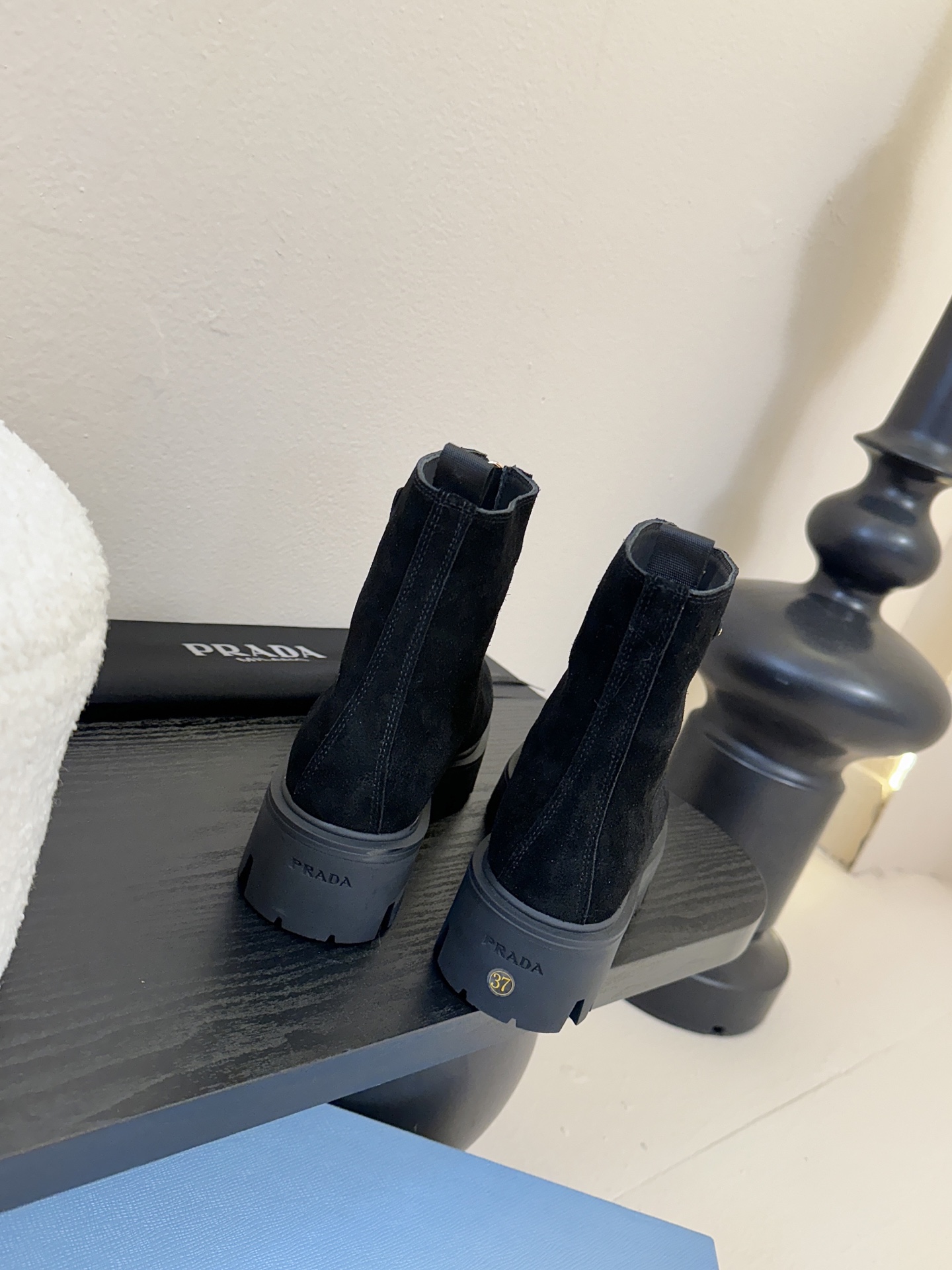 PRADA 普拉达经典三角标一脚蹬王炸女靴 冬天买不到的系列，绝对是今年的大爆款！！贼好看！Prada靴