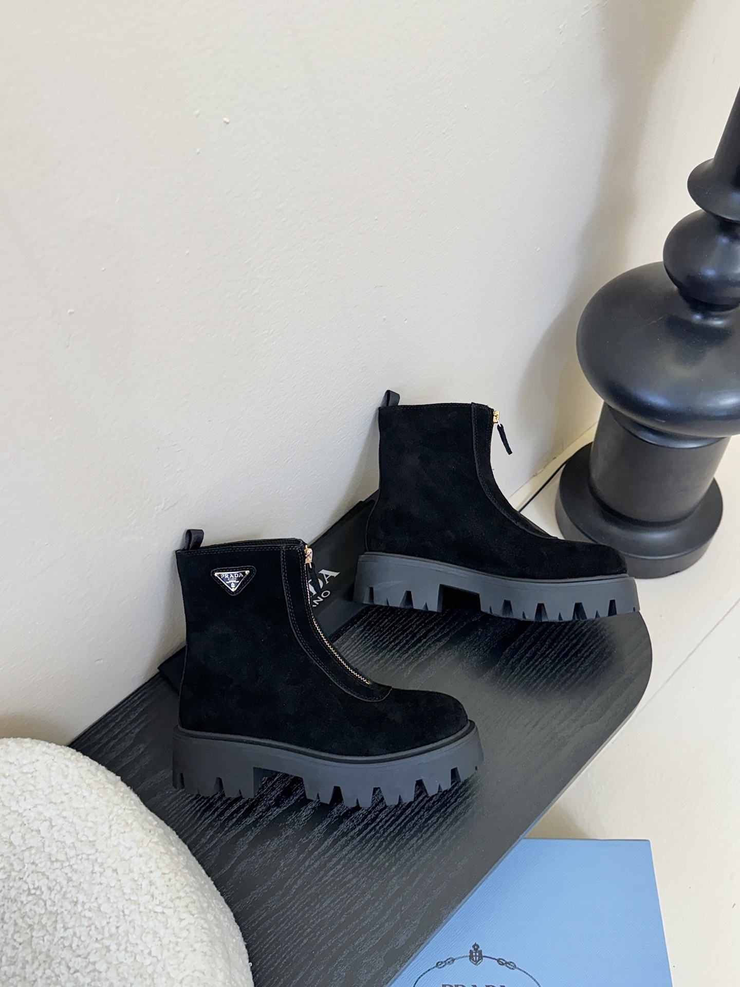 PRADA 普拉达经典三角标一脚蹬王炸女靴 冬天买不到的系列，绝对是今年的大爆款！！贼好看！Prada靴