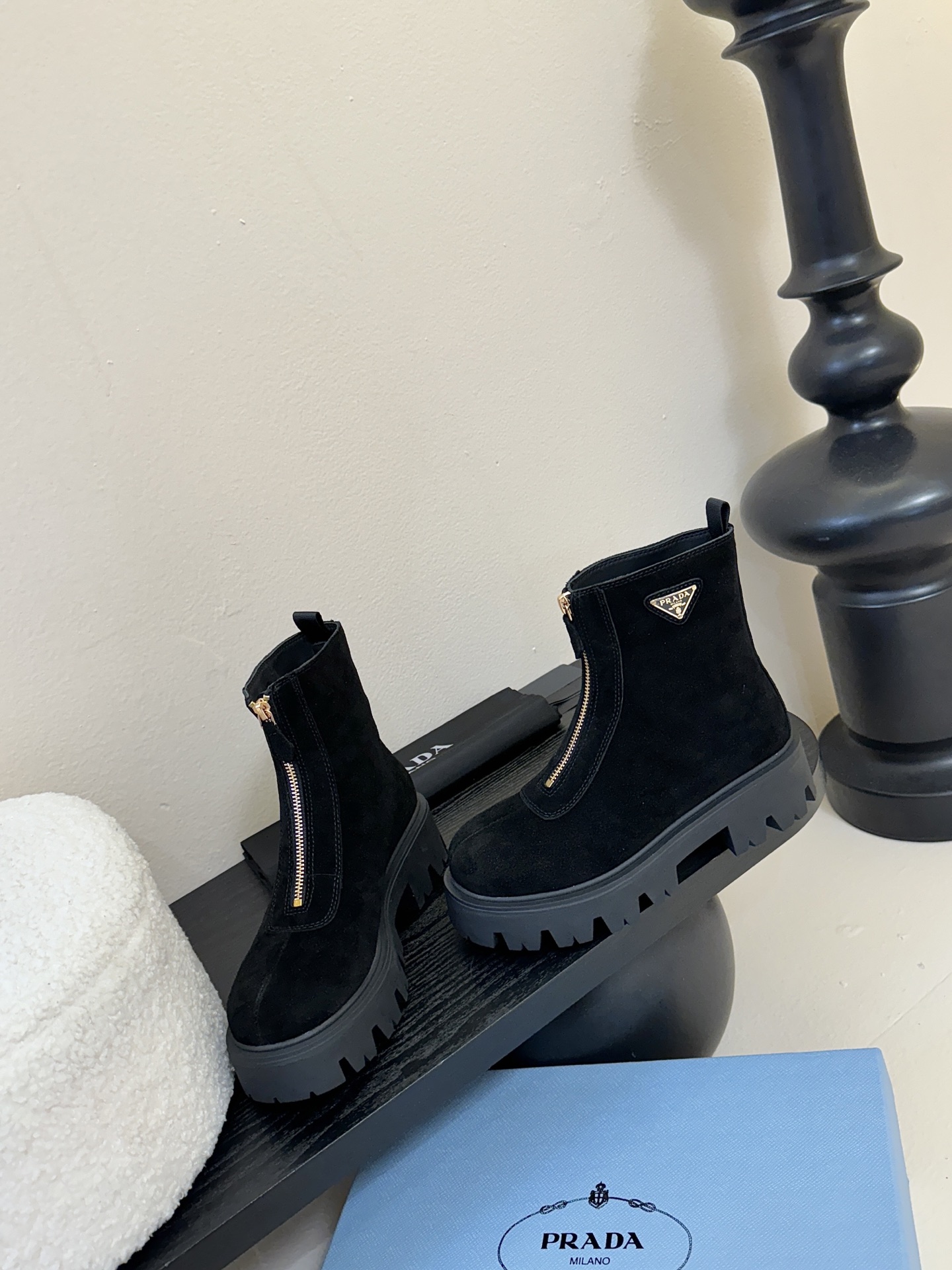 PRADA 普拉达经典三角标一脚蹬王炸女靴 冬天买不到的系列，绝对是今年的大爆款！！贼好看！Prada靴