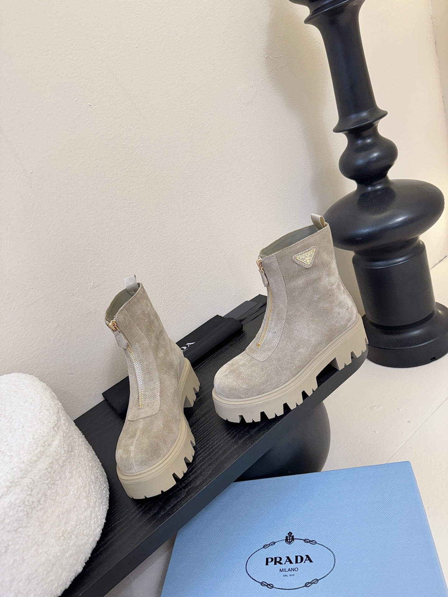 PRADA 普拉达经典三角标一脚蹬王炸女靴 冬天买不到的系列，绝对是今年的大爆款！！贼好看！Prada靴