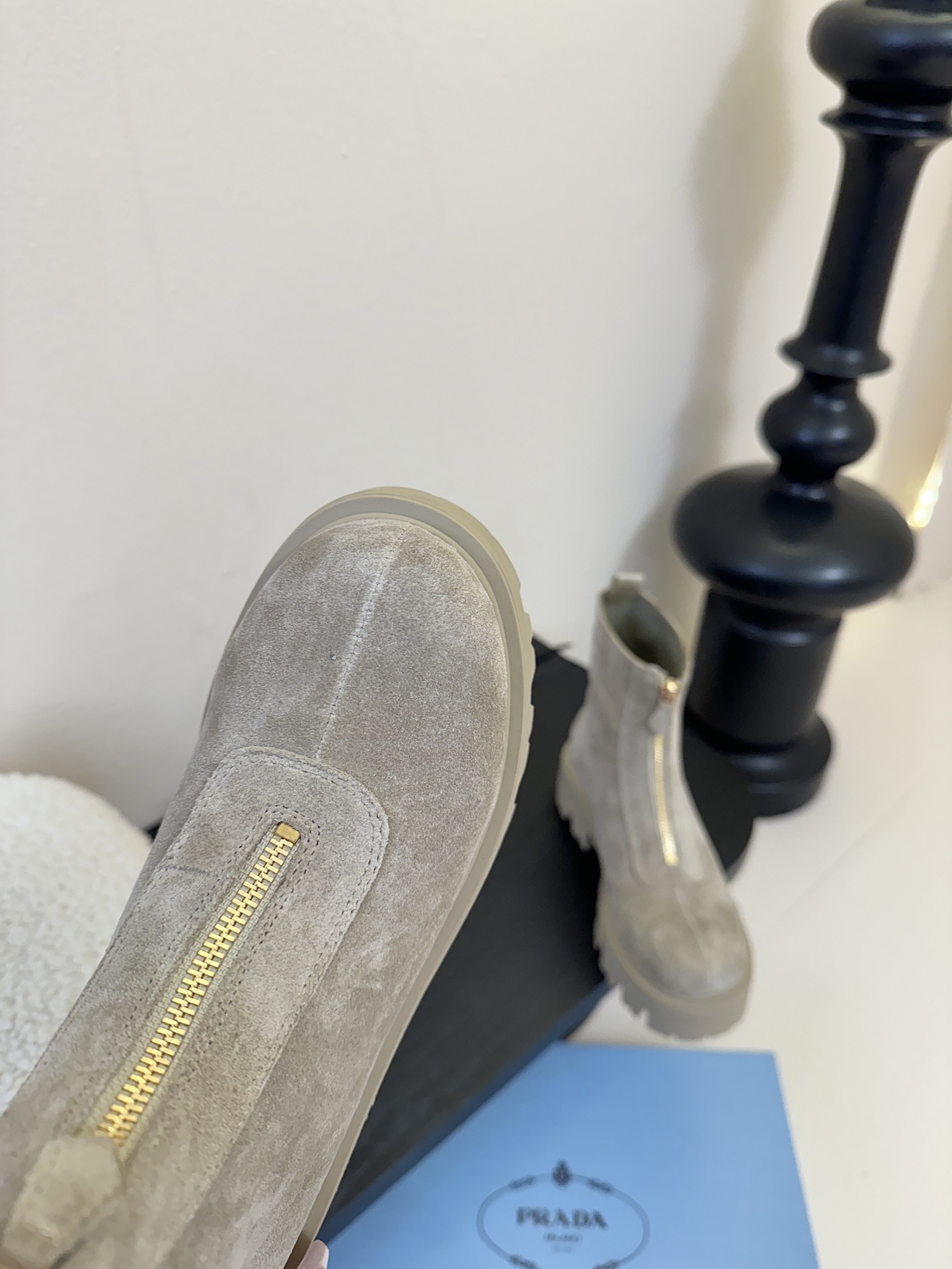 PRADA 普拉达经典三角标一脚蹬王炸女靴 冬天买不到的系列，绝对是今年的大爆款！！贼好看！Prada靴