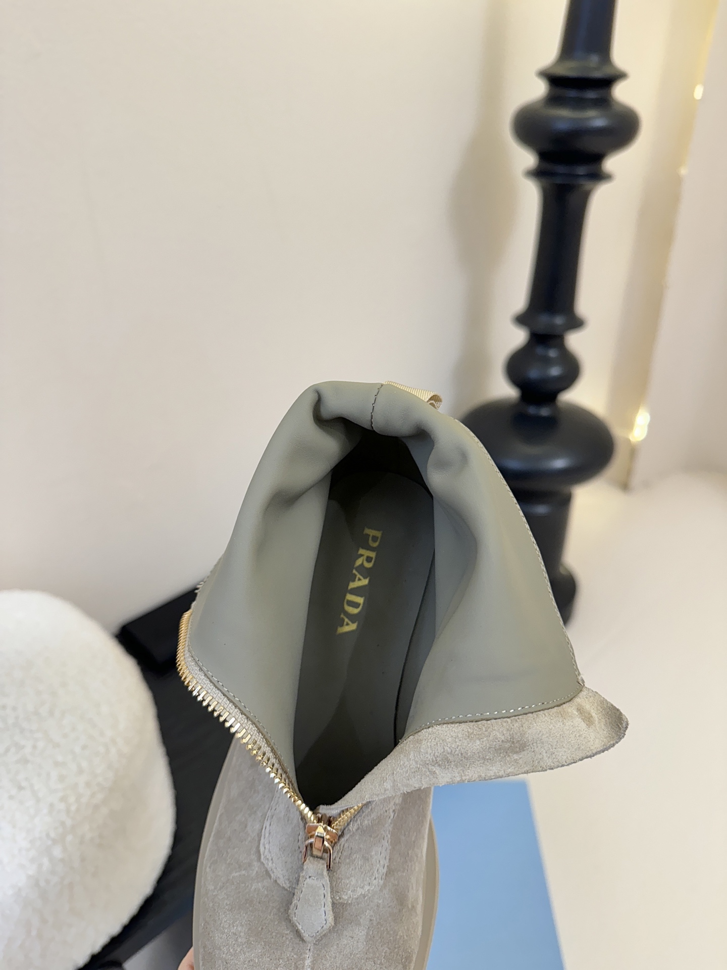 PRADA 普拉达经典三角标一脚蹬王炸女靴 冬天买不到的系列，绝对是今年的大爆款！！贼好看！Prada靴